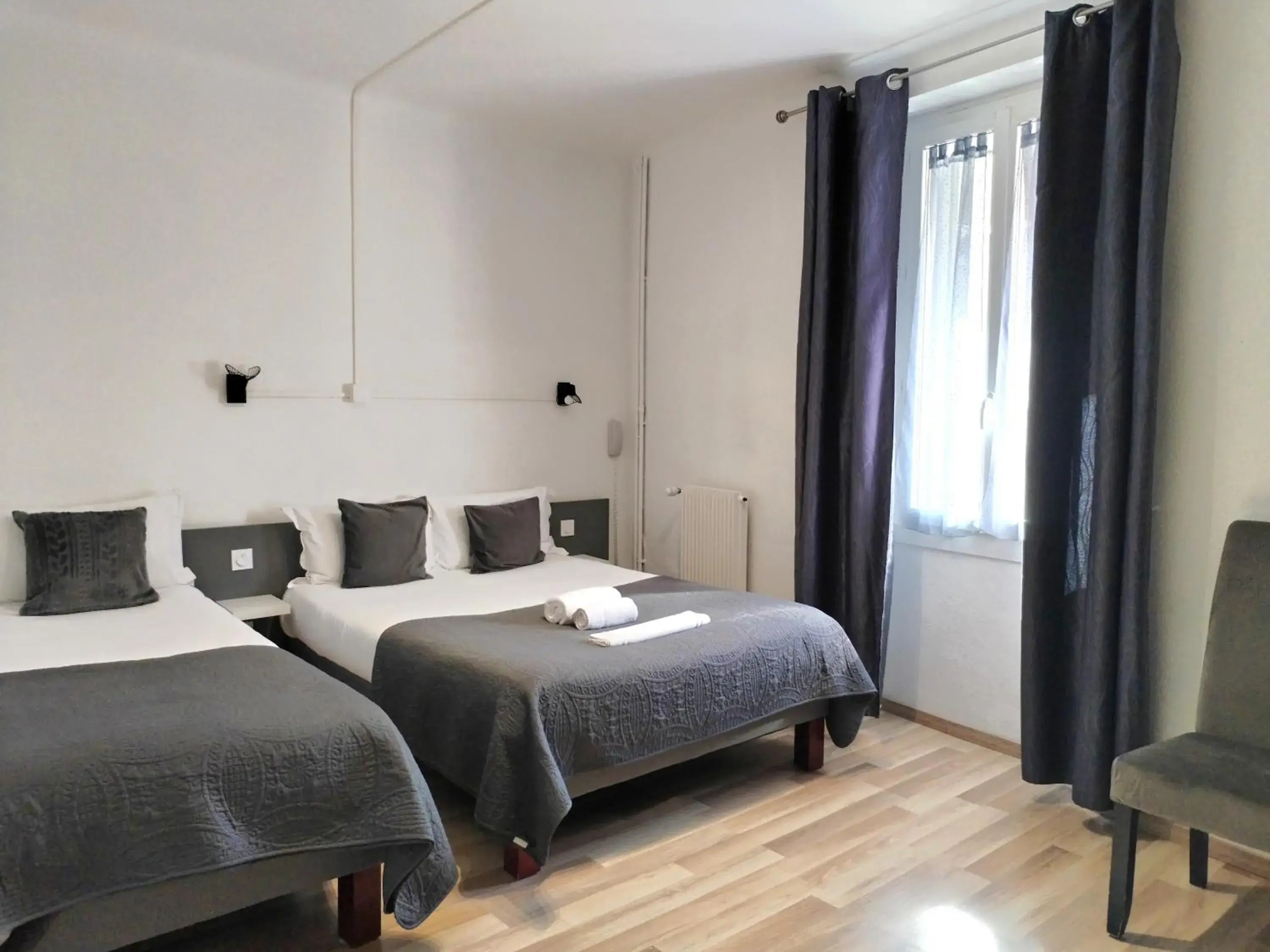 Triple Room in Logis Hôtel La Bastide d'Entraigues Triple Room in Logis Hôtel La Bastide d'Entraigues