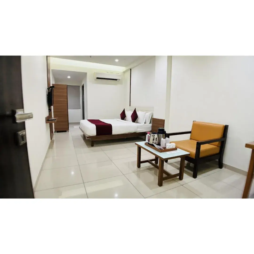 Superior King Room in Hotel Ashray Inn Express Superior King Room in Hotel Ashray Inn Express