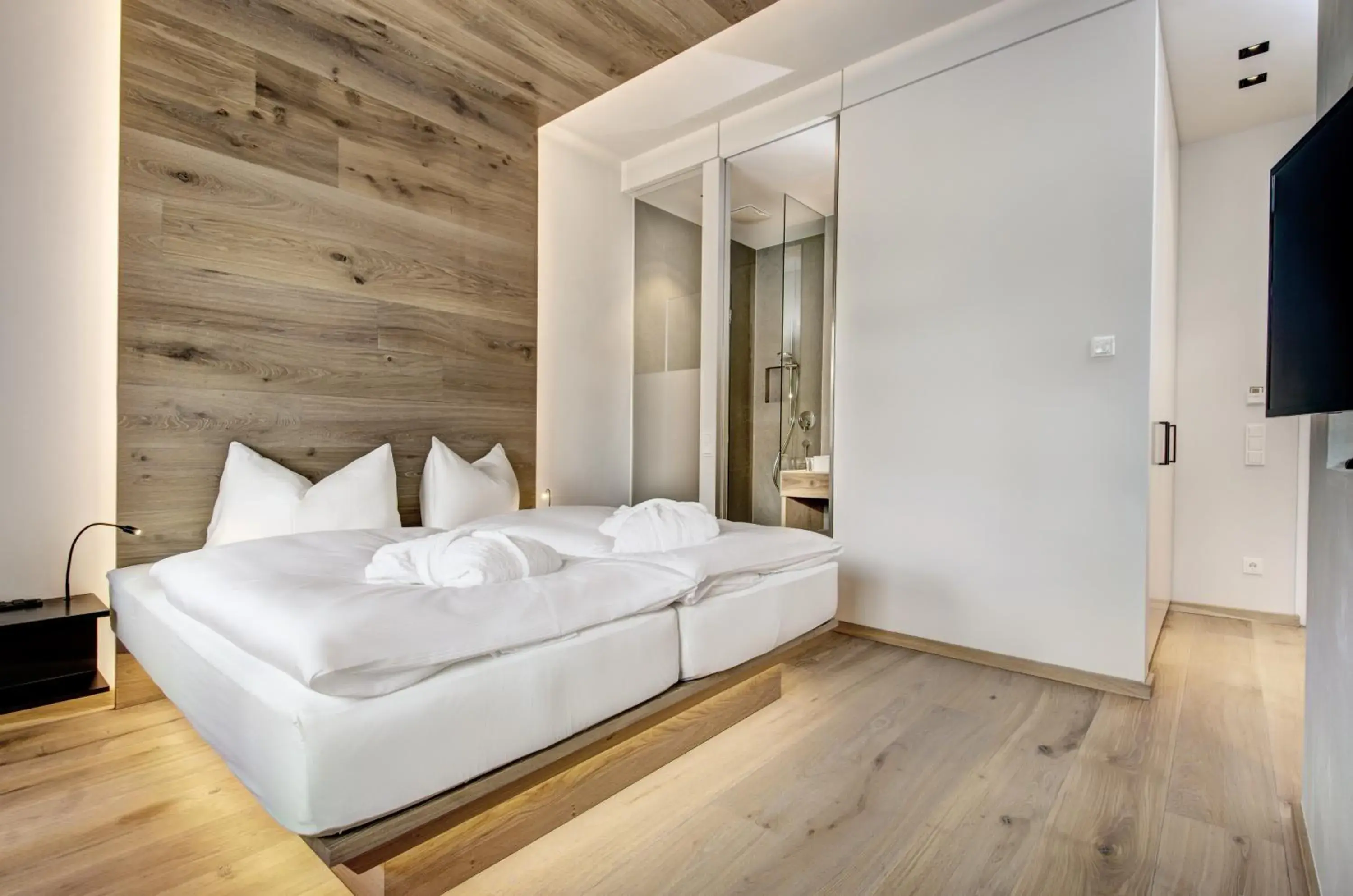 Deluxe Double Room with Balcony and Lake View in Seehotel Bellevue Deluxe Double Room with Balcony and Lake View in Seehotel Bellevue