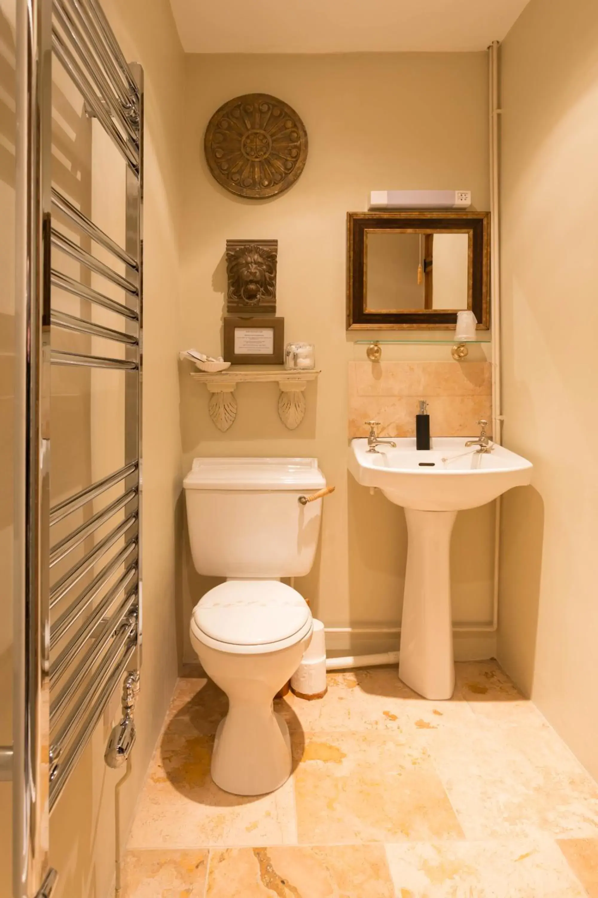 Deluxe Double Room with Shower in Blounts Court Farm Deluxe Double Room with Shower in Blounts Court Farm