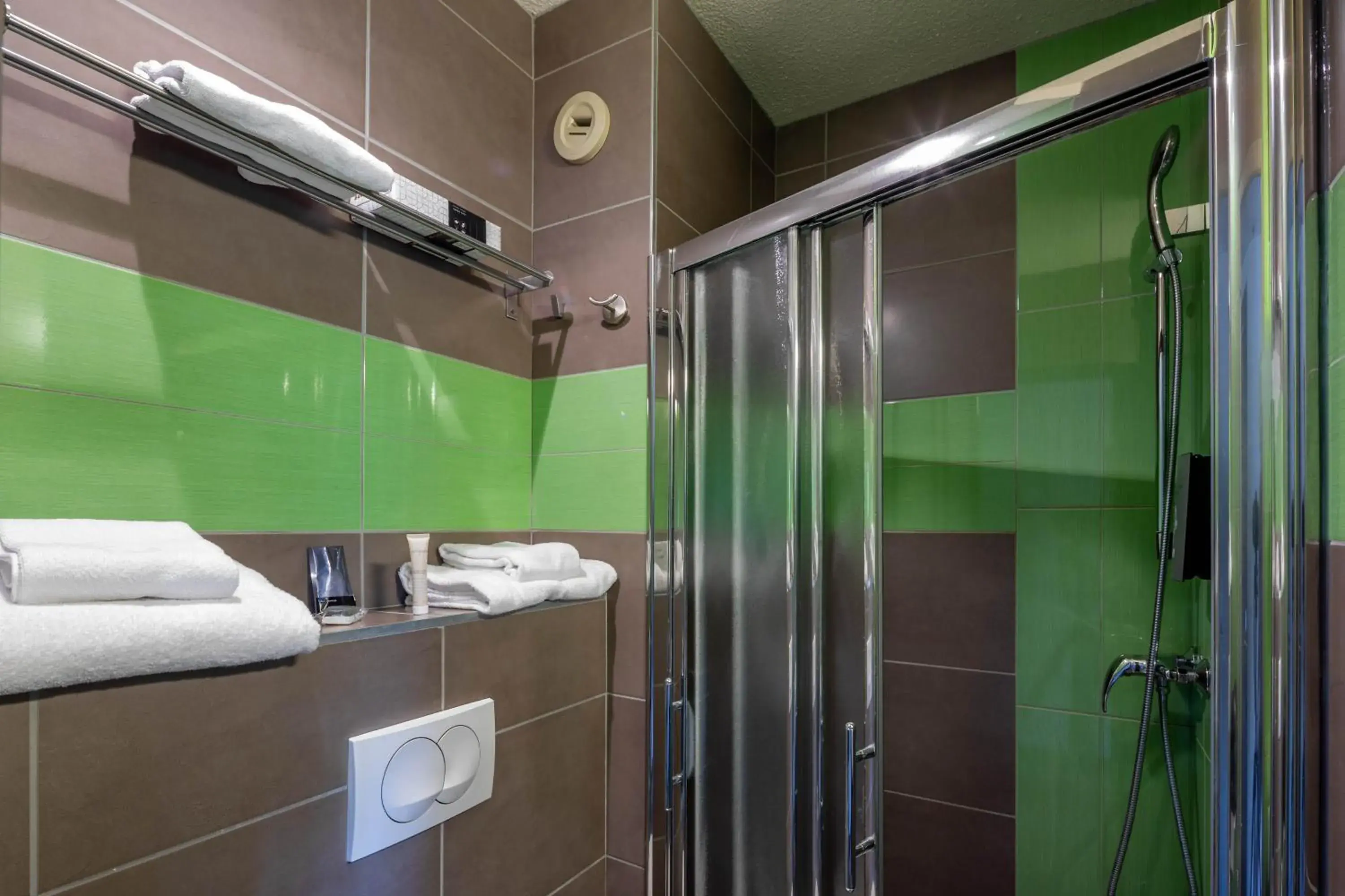 Confort Double Room in Logis Hotel Noemys pont de l'Etoile Confort Double Room in Logis Hotel Noemys pont de l'Etoile