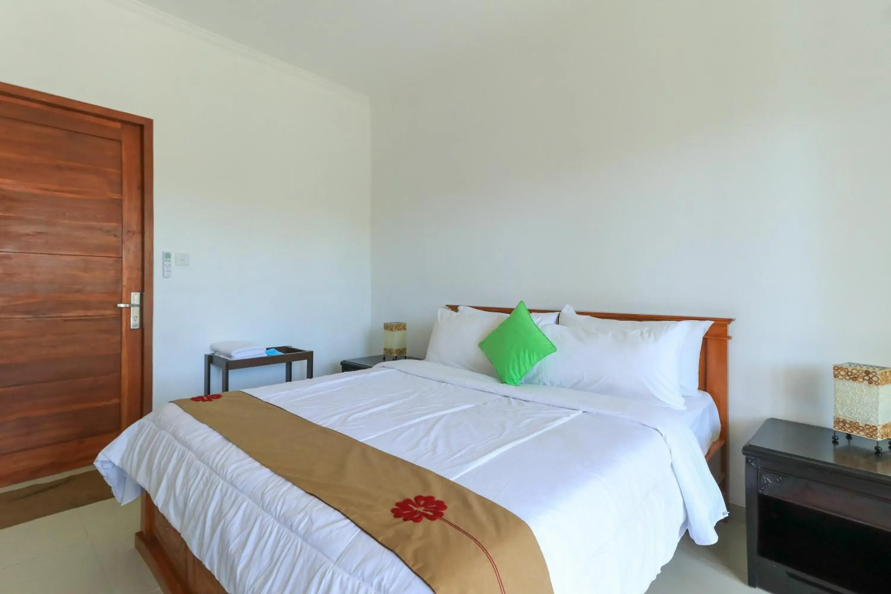 Deluxe Double Room in Pererenan Nengah Guest House Canggu Deluxe Double Room in Pererenan Nengah Guest House Canggu