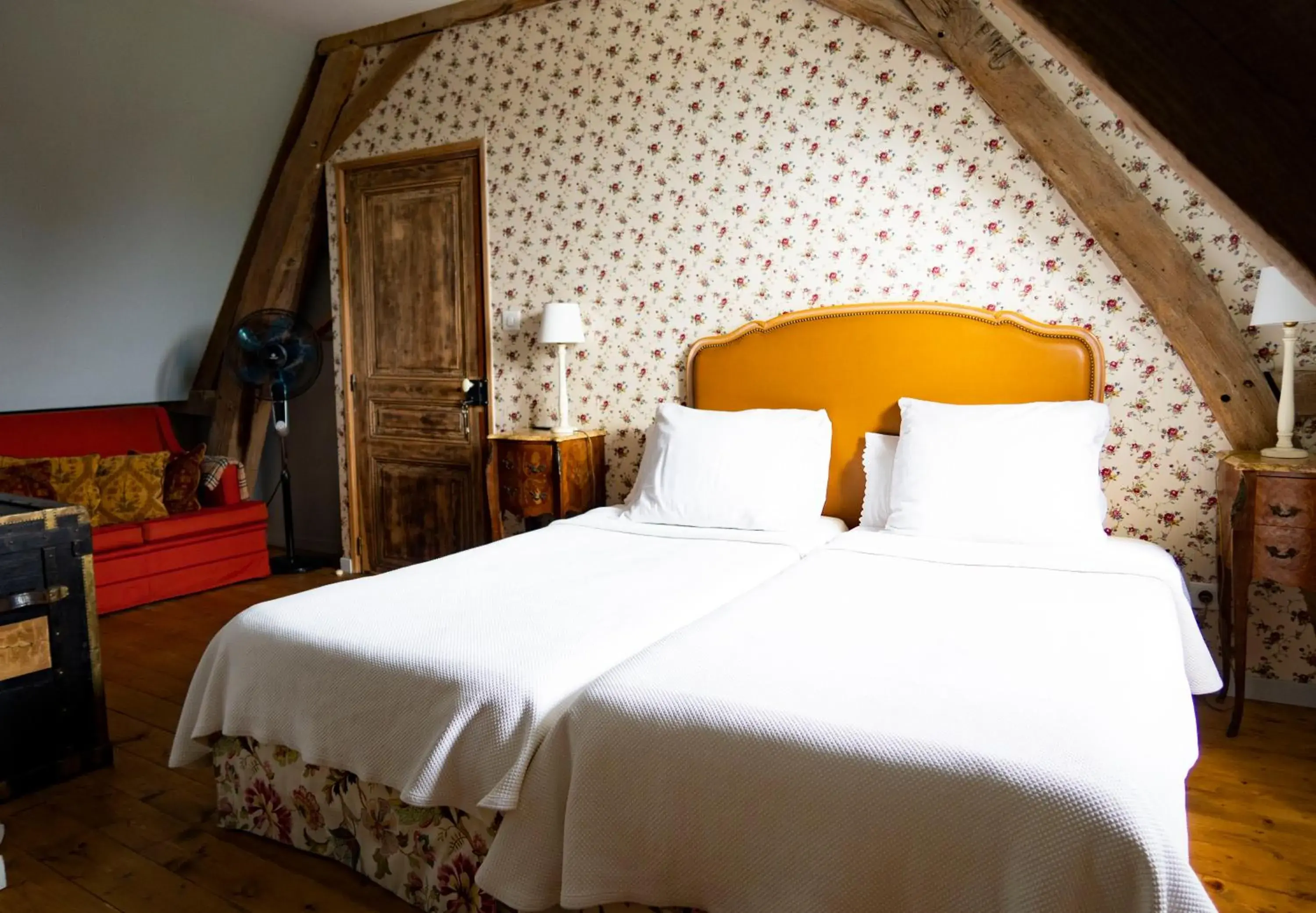 Twin Room with Private Bathroom in Jan's place in Burgundy Twin Room with Private Bathroom in Jan's place in Burgundy