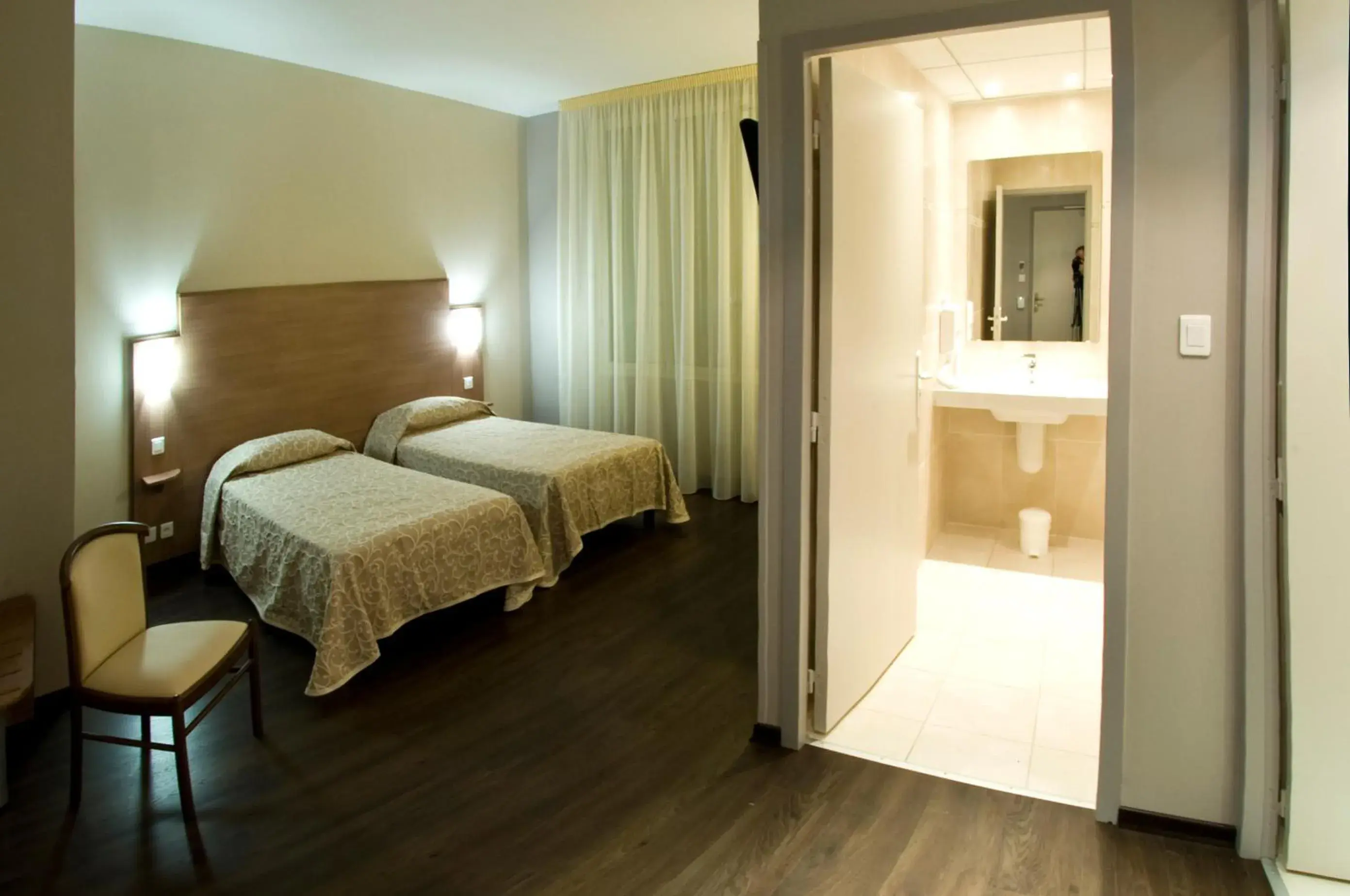 Twin Room in Logis Hôtel restaurant Les Minotiers Twin Room in Logis Hôtel restaurant Les Minotiers