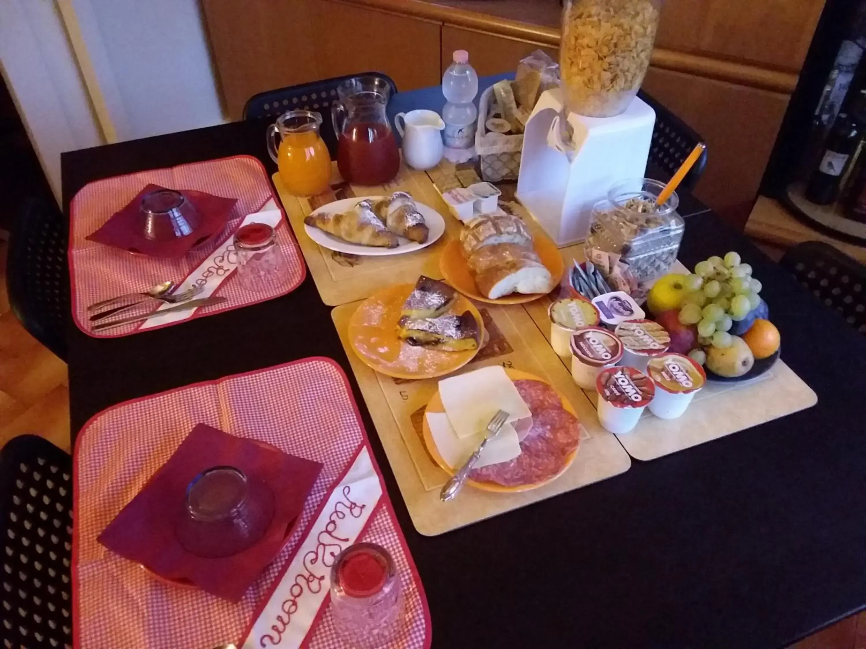 Double or Twin Room with Private Bathroom - single occupancy in Orange House Double or Twin Room with Private Bathroom - single occupancy in Orange House