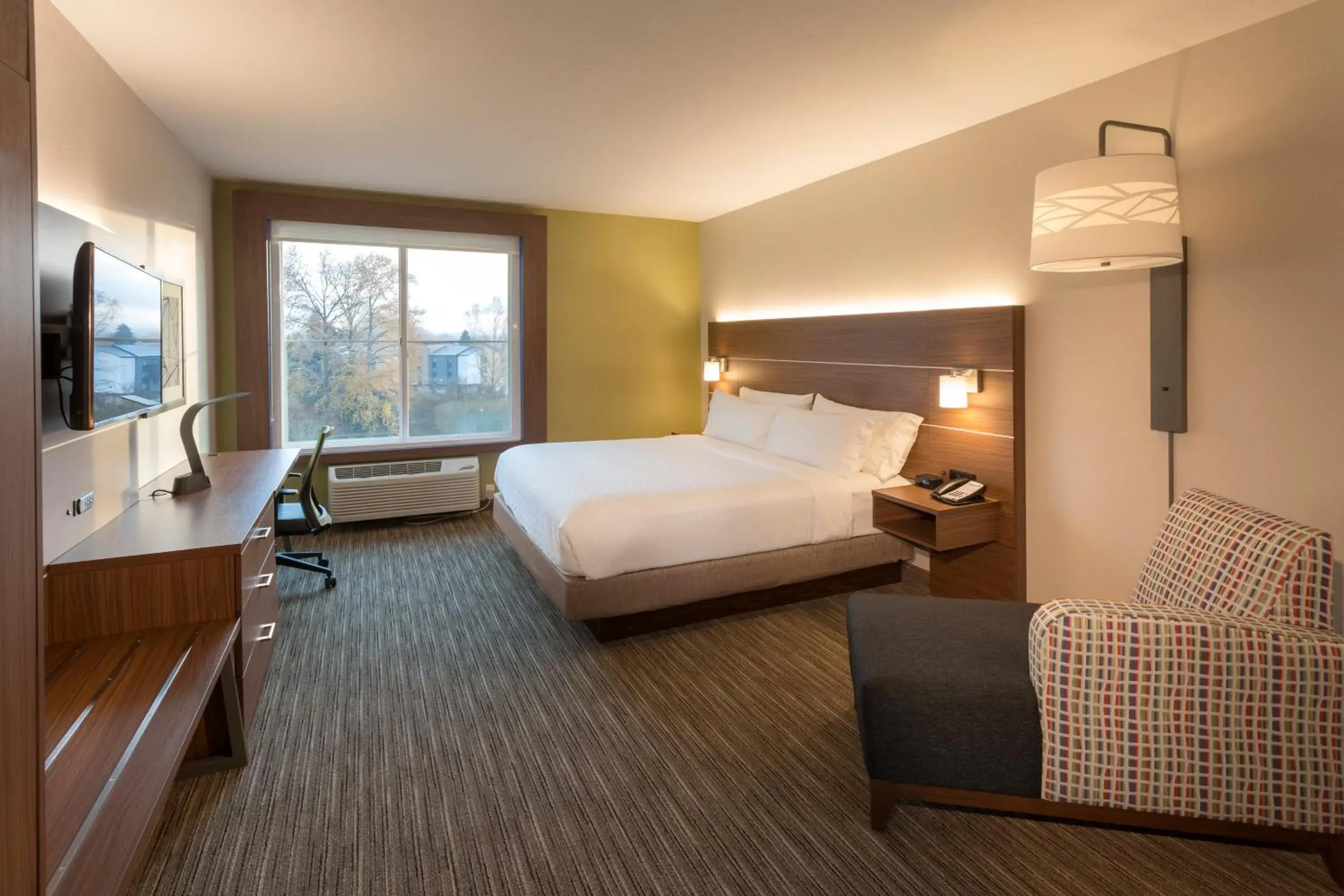Standard King Room in Holiday Inn Express & Suites - Seattle South - Tukwila by IHG Standard King Room in Holiday Inn Express & Suites - Seattle South - Tukwila by IHG