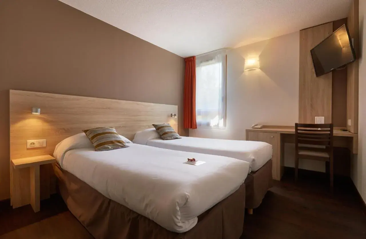 Twin Room in Hôtel des Trois Massifs Twin Room in Hôtel des Trois Massifs