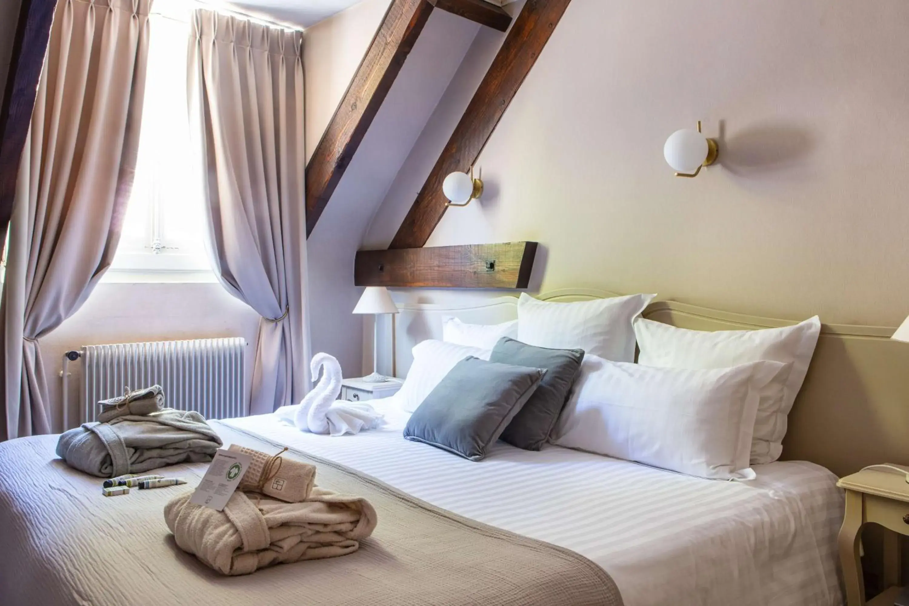 Privilege Room with King Bed and City View - Non-Smoking in Hôtel Le Maxime - Best Western Signature Collection Privilege Room with King Bed and City View - Non-Smoking in Hôtel Le Maxime - Best Western Signature Collection