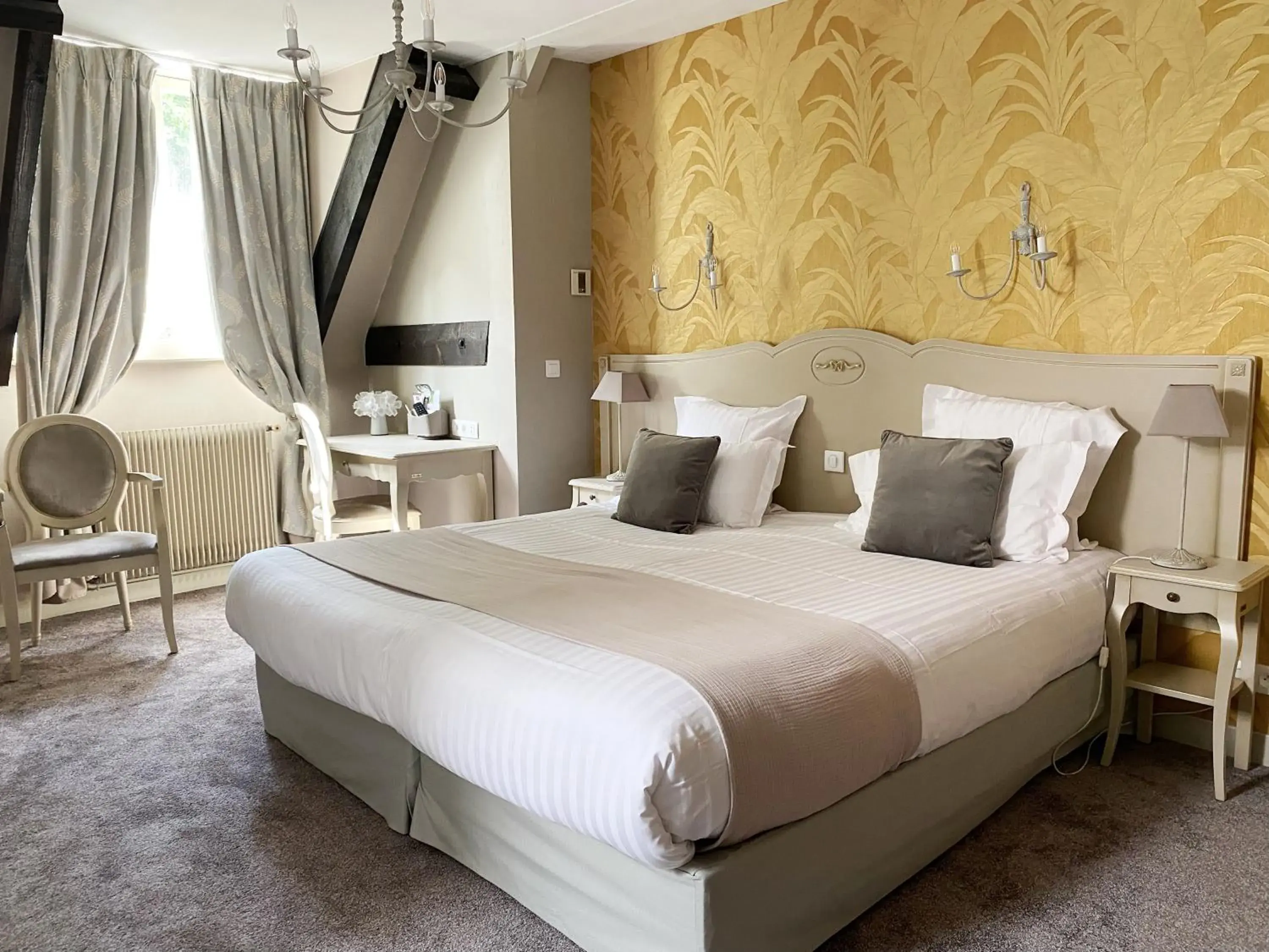 Suite with King Bed and View - Non-Smoking in Hôtel Le Maxime - Best Western Signature Collection Suite with King Bed and View - Non-Smoking in Hôtel Le Maxime - Best Western Signature Collection