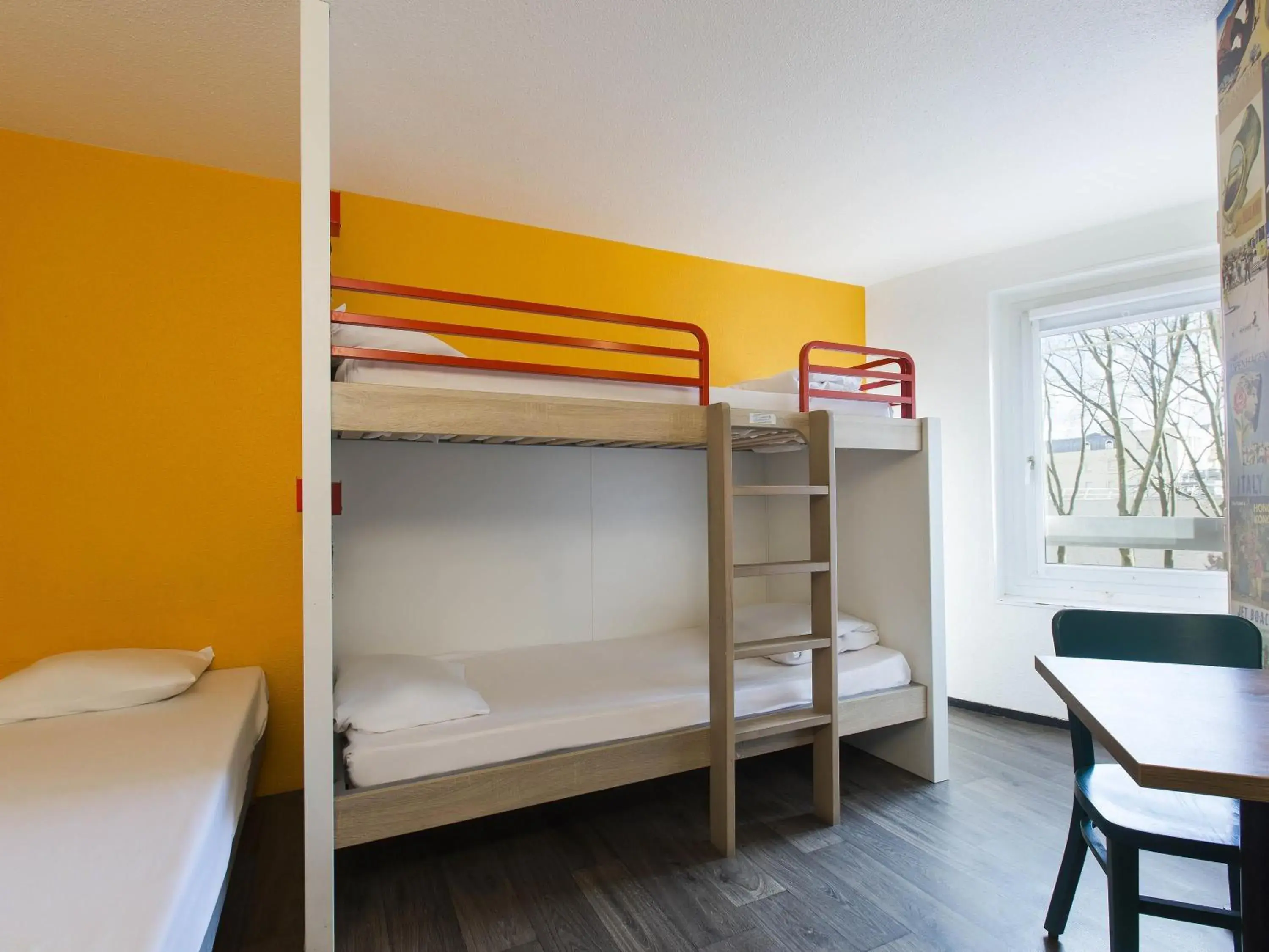 Cabrio Triple Room with Bathroom in hotelF1 Cergy Cabrio Triple Room with Bathroom in hotelF1 Cergy