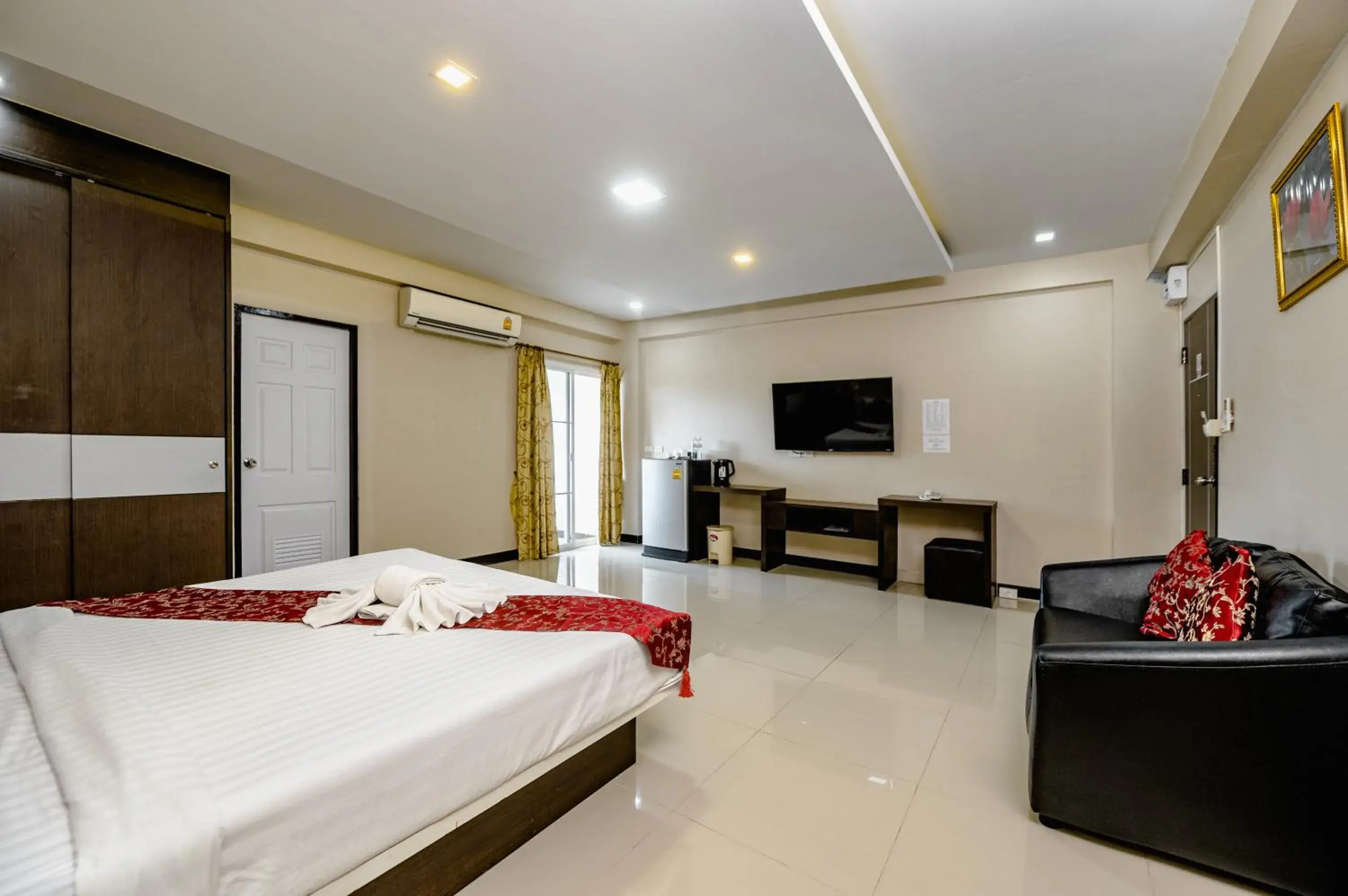 Deluxe Room in Gold Airport Suites Deluxe Room in Gold Airport Suites