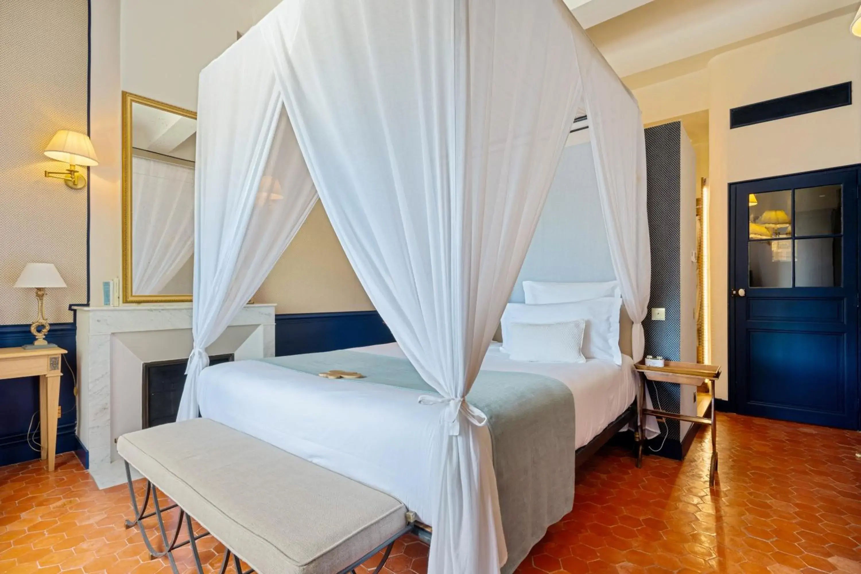 Deluxe Château Room in Château de Fonscolombe Deluxe Château Room in Château de Fonscolombe