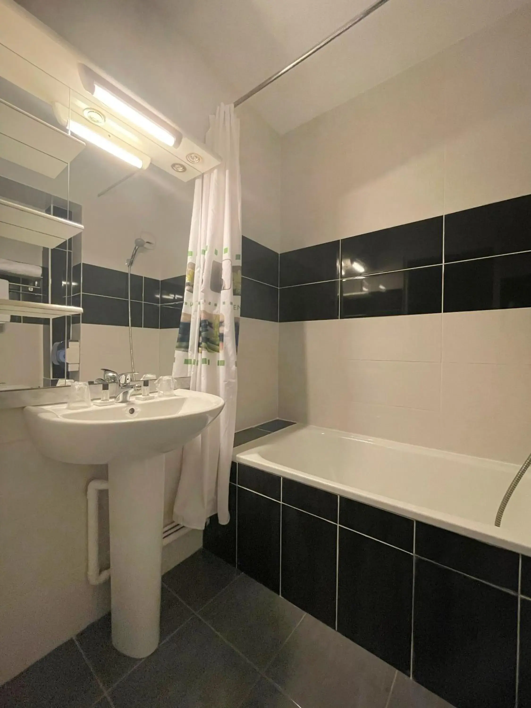 3 Single Beds in Hôtel Restaurant Kyriad Direct DIJON NORD - Zenith - Toison d'Or 3 Single Beds in Hôtel Restaurant Kyriad Direct DIJON NORD - Zenith - Toison d'Or