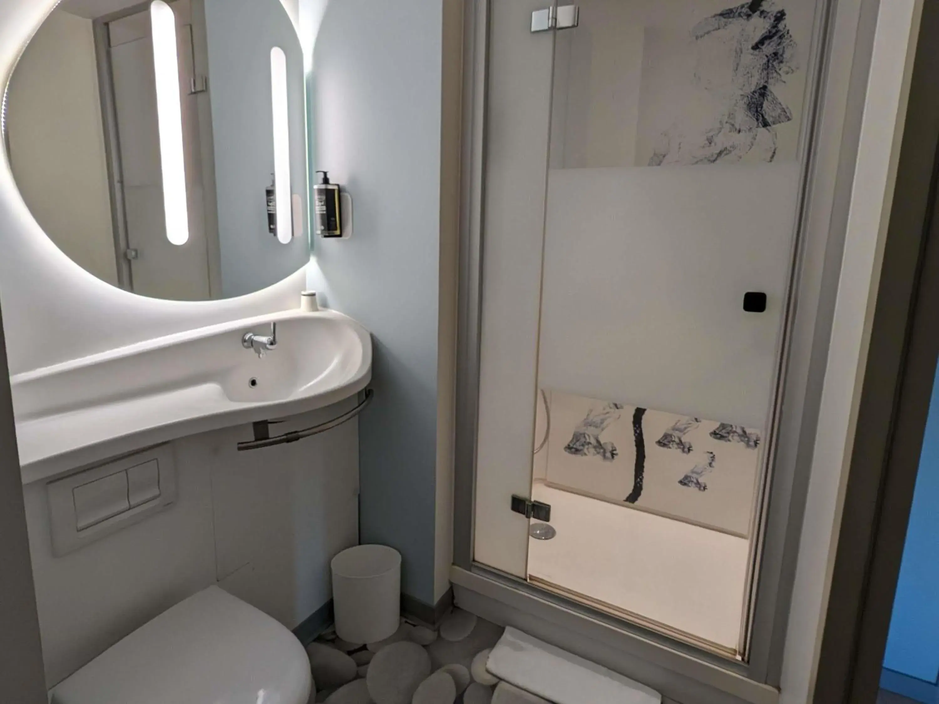 Triple Room with One Double Bed and One Bunk Bed in Ibis Budget Clermont Ferrand - Le Brezet - Aeroport Triple Room with One Double Bed and One Bunk Bed in Ibis Budget Clermont Ferrand - Le Brezet - Aeroport