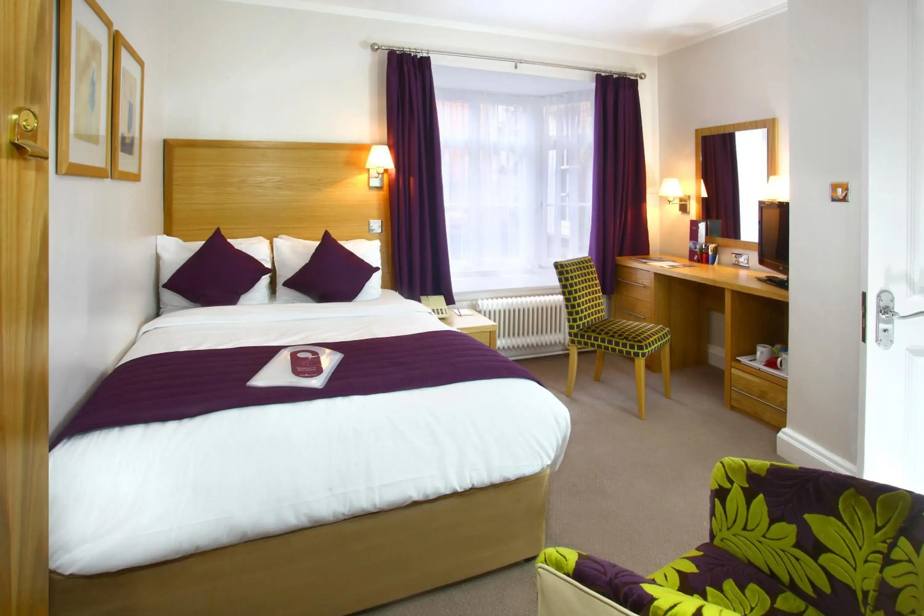 Small Double Room in The Chequers Hotel Small Double Room in The Chequers Hotel