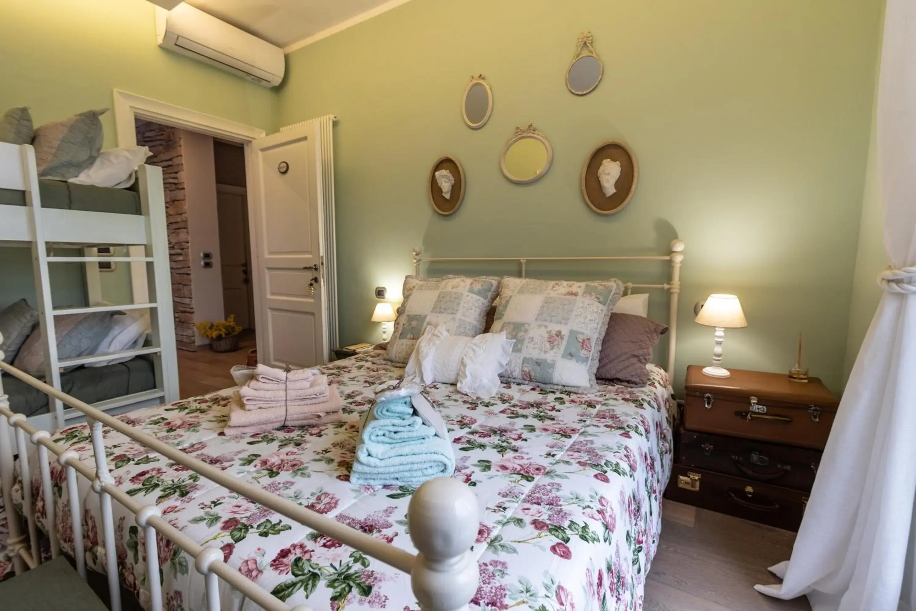 Quadruple Room with Private Bathroom in Casa Montalgallo Quadruple Room with Private Bathroom in Casa Montalgallo