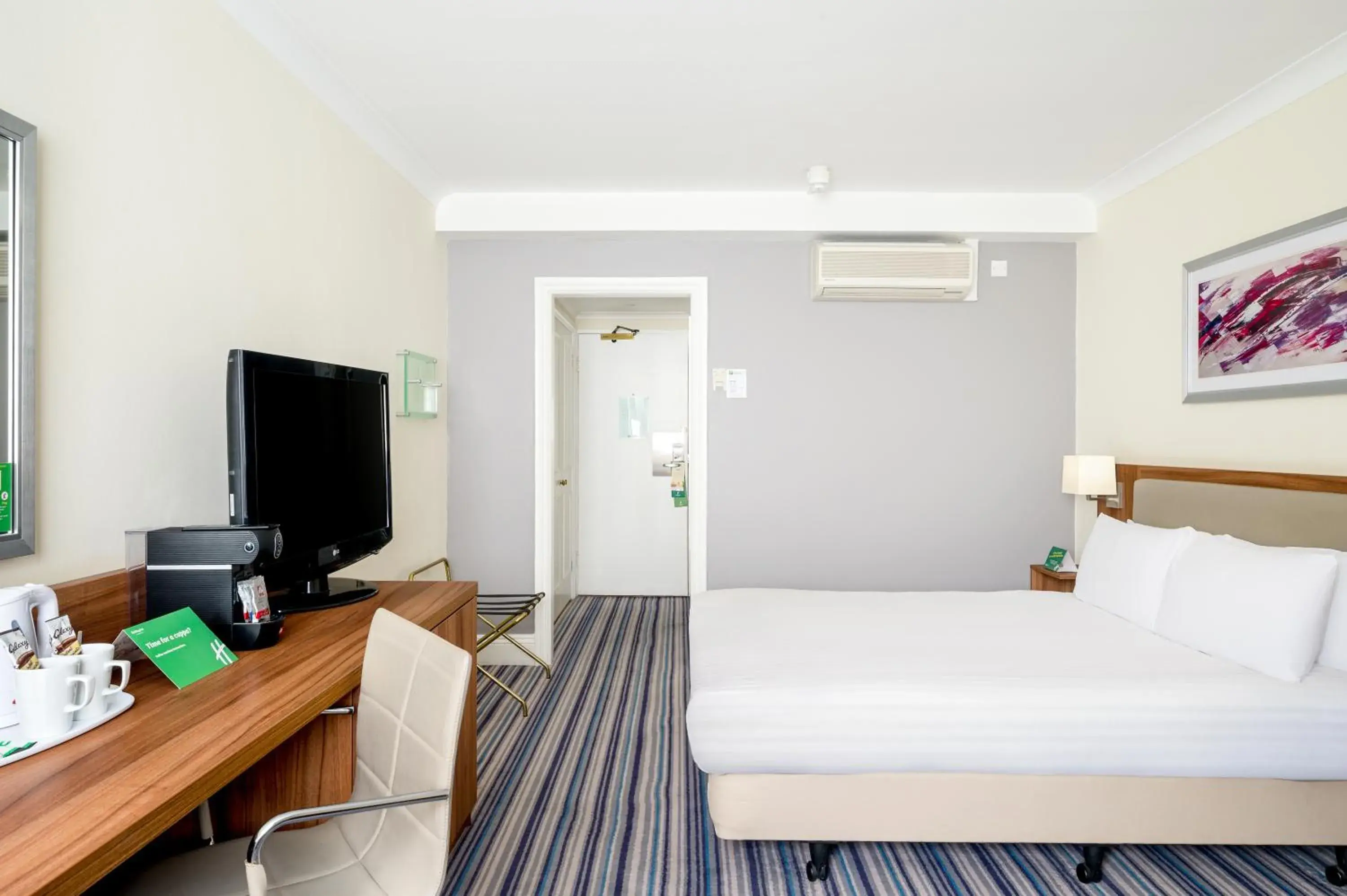 Standard Double Room in Holiday Inn Leeds-Wakefield M1 Jct40 by IHG Standard Double Room in Holiday Inn Leeds-Wakefield M1 Jct40 by IHG