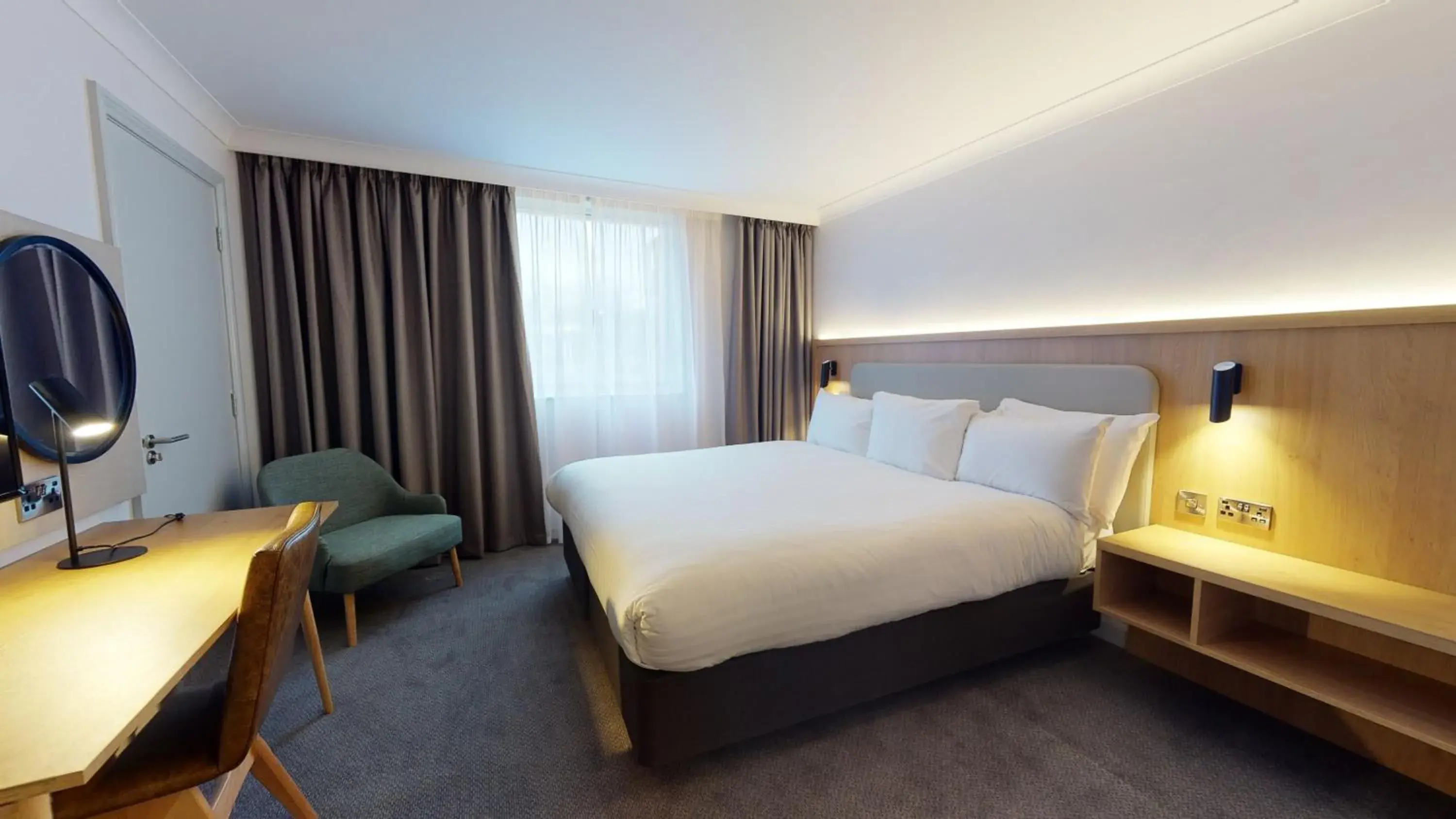 Premium King Room - Accessible in Holiday Inn Brentwood by IHG Premium King Room - Accessible in Holiday Inn Brentwood by IHG