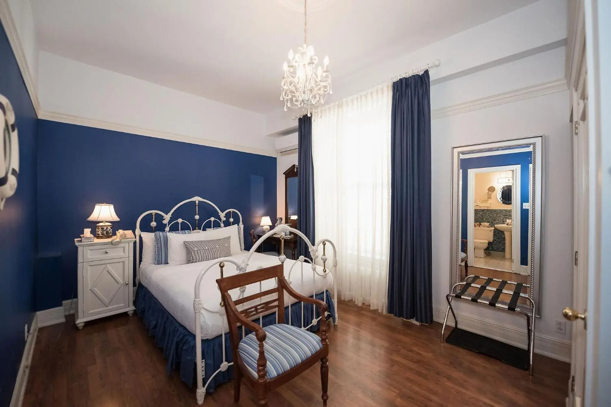 Standard Queen Room in Manoir Sherbrooke Standard Queen Room in Manoir Sherbrooke