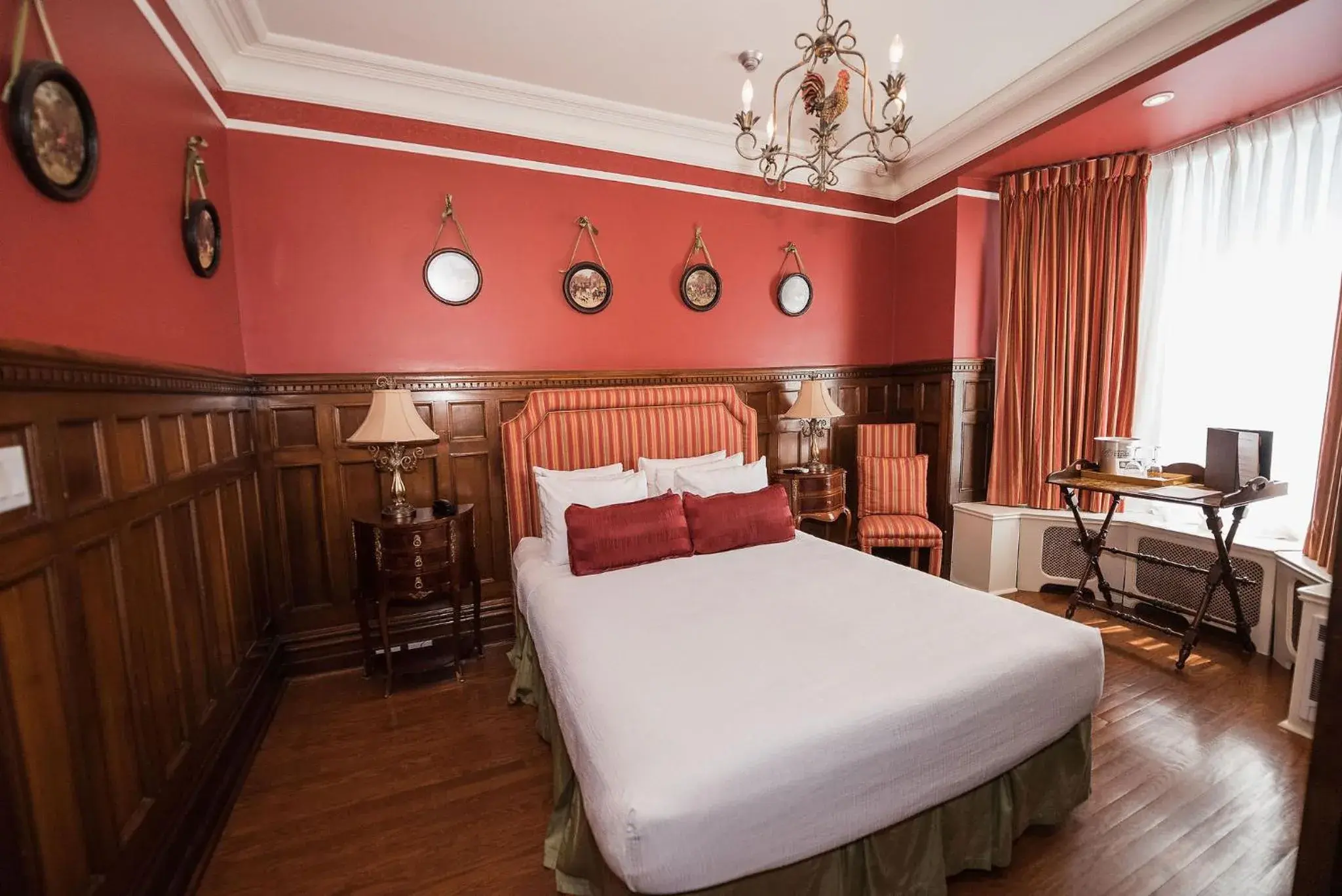 Superior Queen Room in Manoir Sherbrooke Superior Queen Room in Manoir Sherbrooke