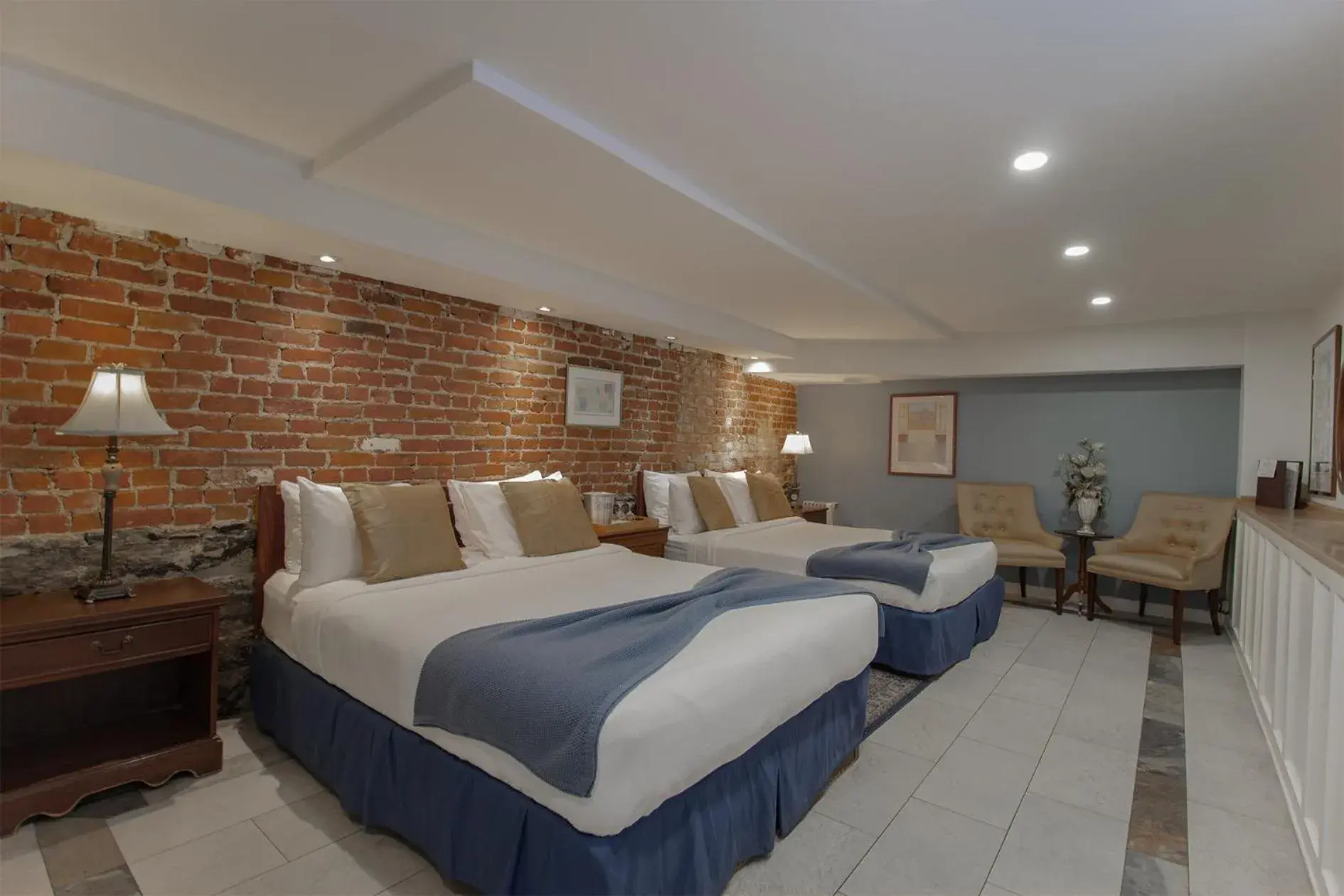 Standard Queen Room with Two Queen Beds in Manoir Sherbrooke Standard Queen Room with Two Queen Beds in Manoir Sherbrooke