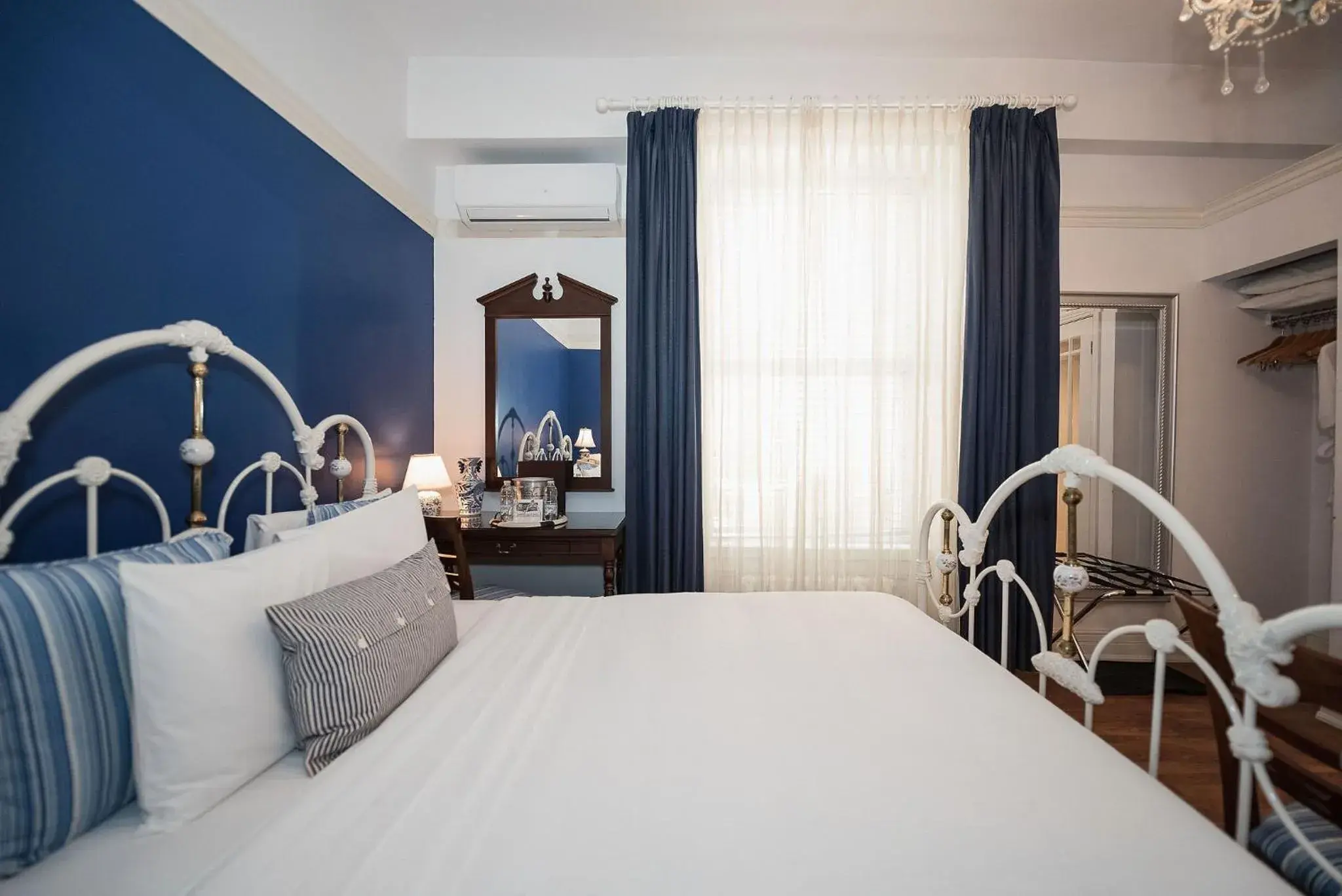 Standard Queen Room in Manoir Sherbrooke Standard Queen Room in Manoir Sherbrooke