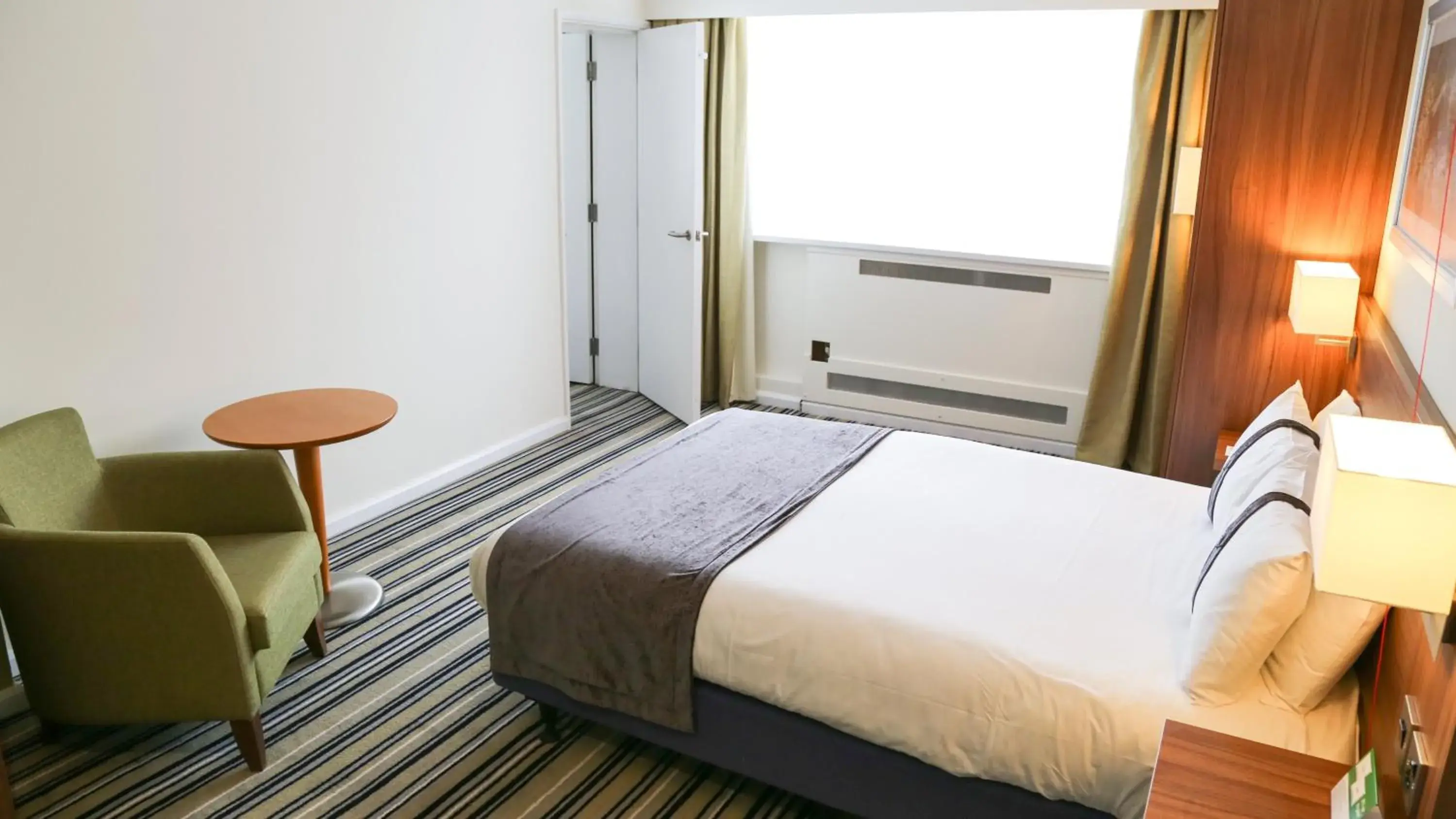 Standard Double Room - Disability Access in Holiday Inn Runcorn M56 Junction 12 by IHG Standard Double Room - Disability Access in Holiday Inn Runcorn M56 Junction 12 by IHG
