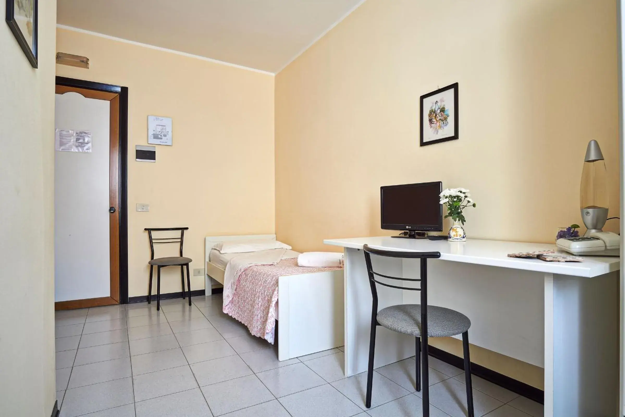 Twin Room with Private Bathroom in Hotel Mazzurco Twin Room with Private Bathroom in Hotel Mazzurco