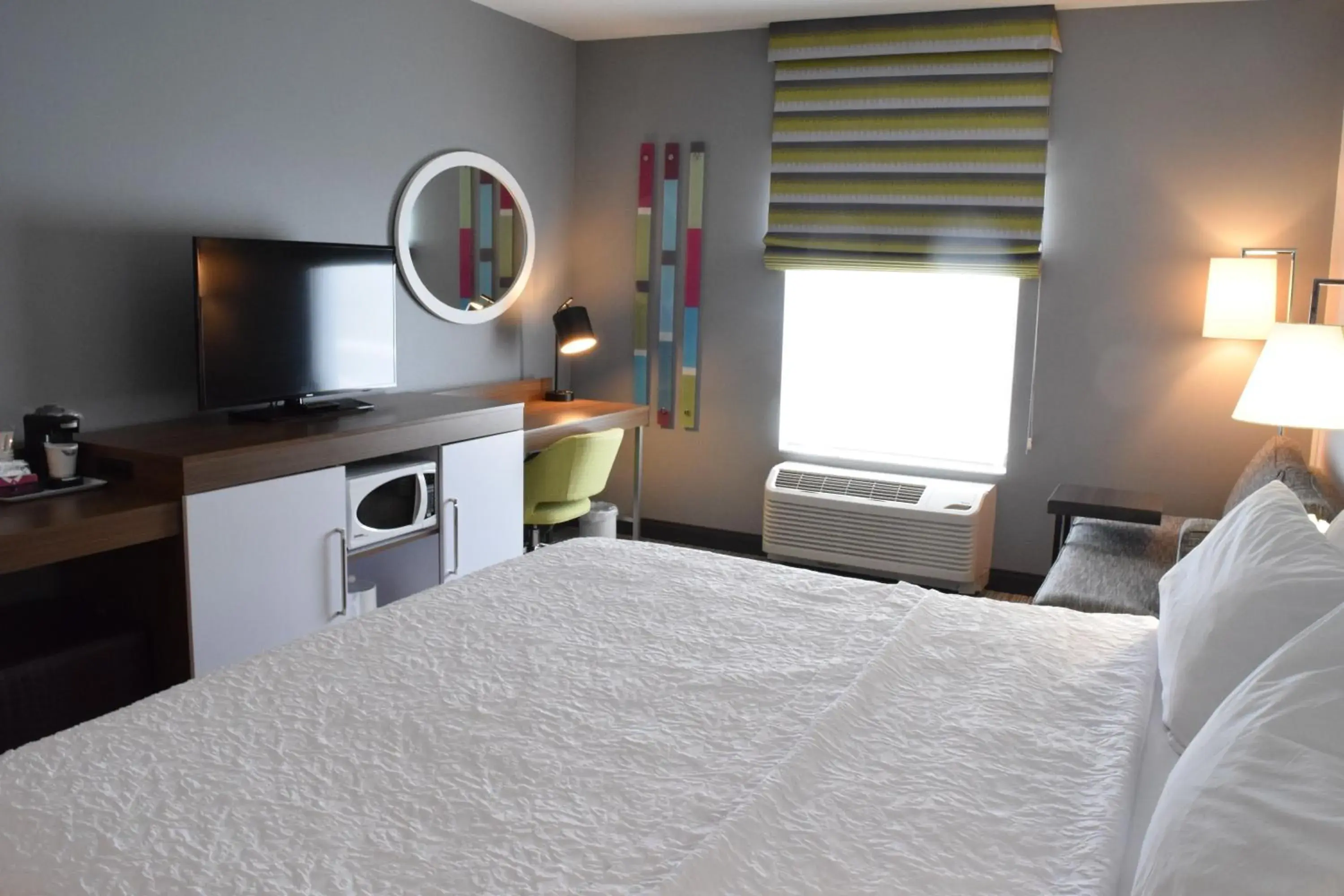 King Room with Sofa Bed - Non-Smoking in Hampton Inn Hamburg King Room with Sofa Bed - Non-Smoking in Hampton Inn Hamburg