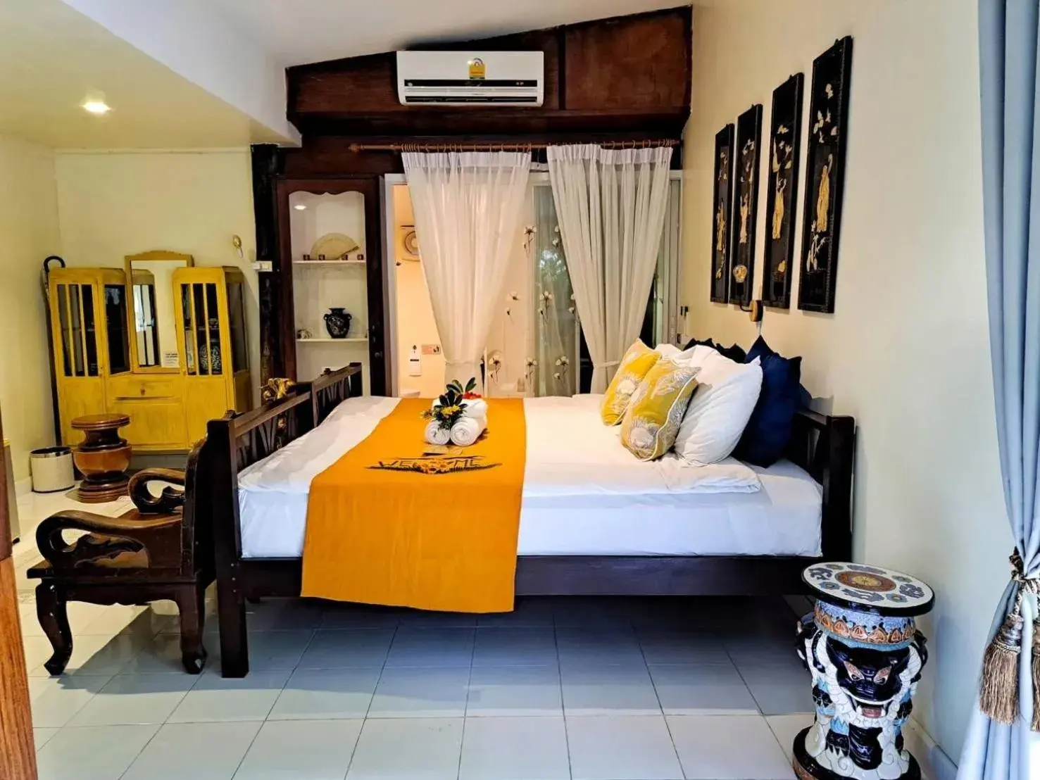 Suite with Hot Tub in The Antique Riverside Resort Suite with Hot Tub in The Antique Riverside Resort