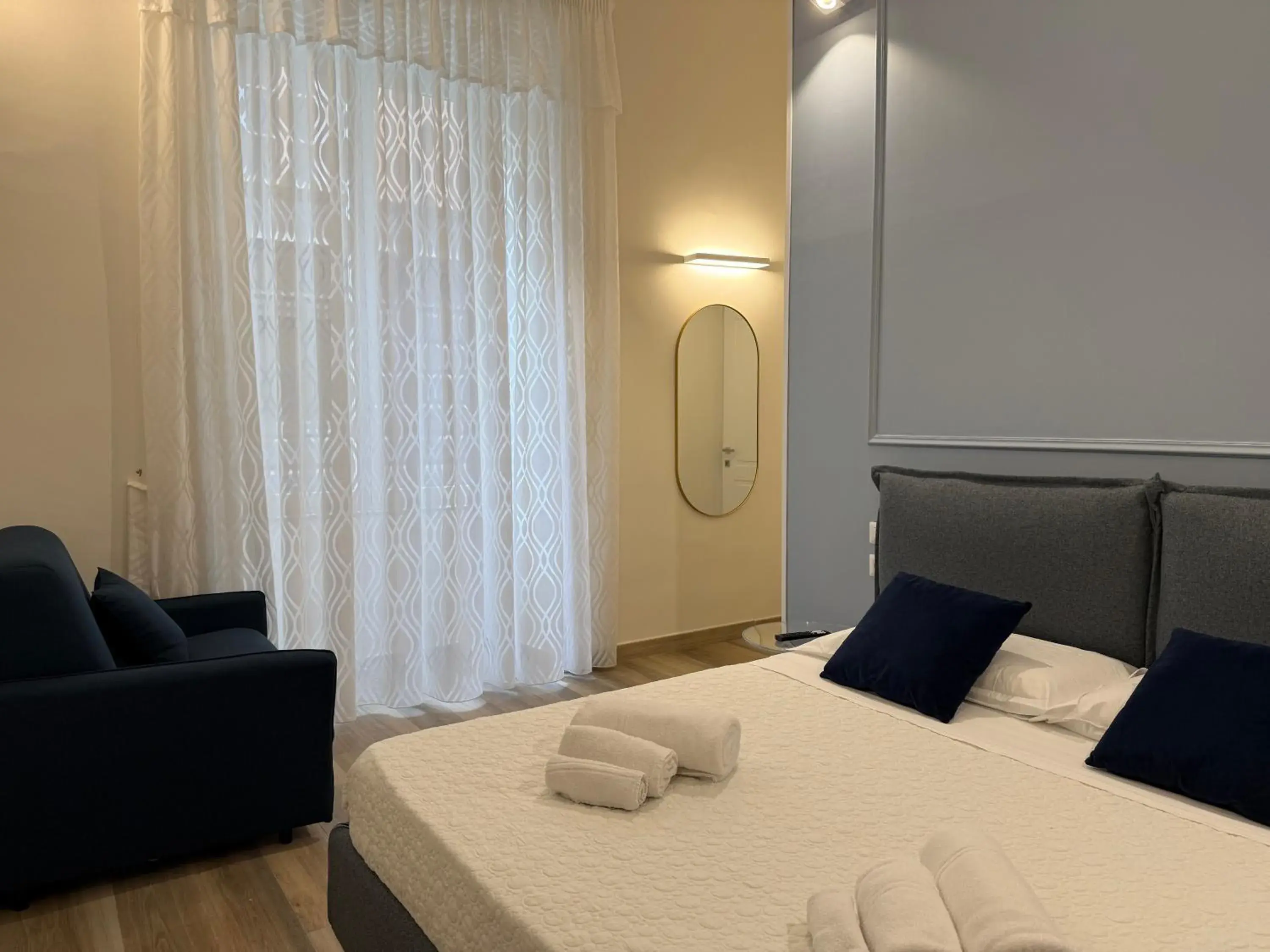 Deluxe King Room - single occupancy in Sun Art Naples Rooms Deluxe King Room - single occupancy in Sun Art Naples Rooms