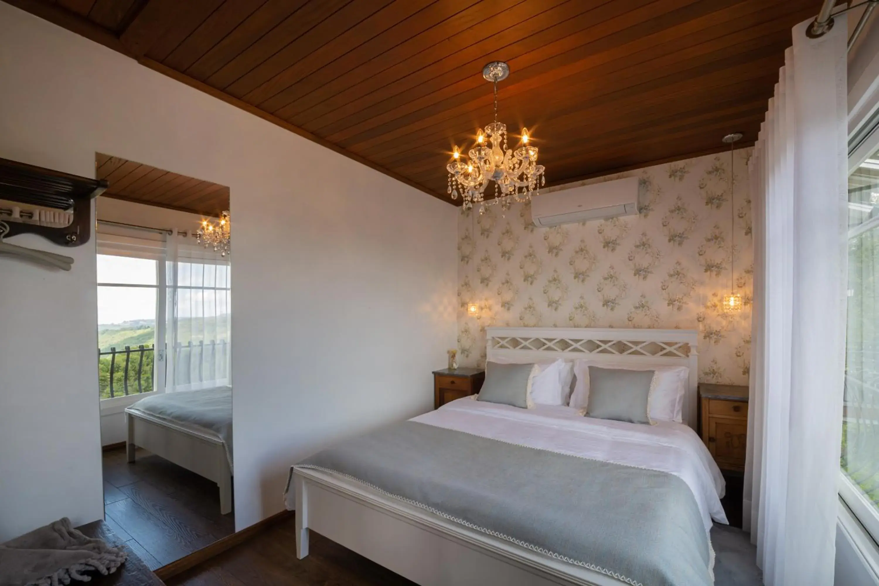 Chalet with Spa Bath and Fireplace in Pousada La Vista Chalet with Spa Bath and Fireplace in Pousada La Vista