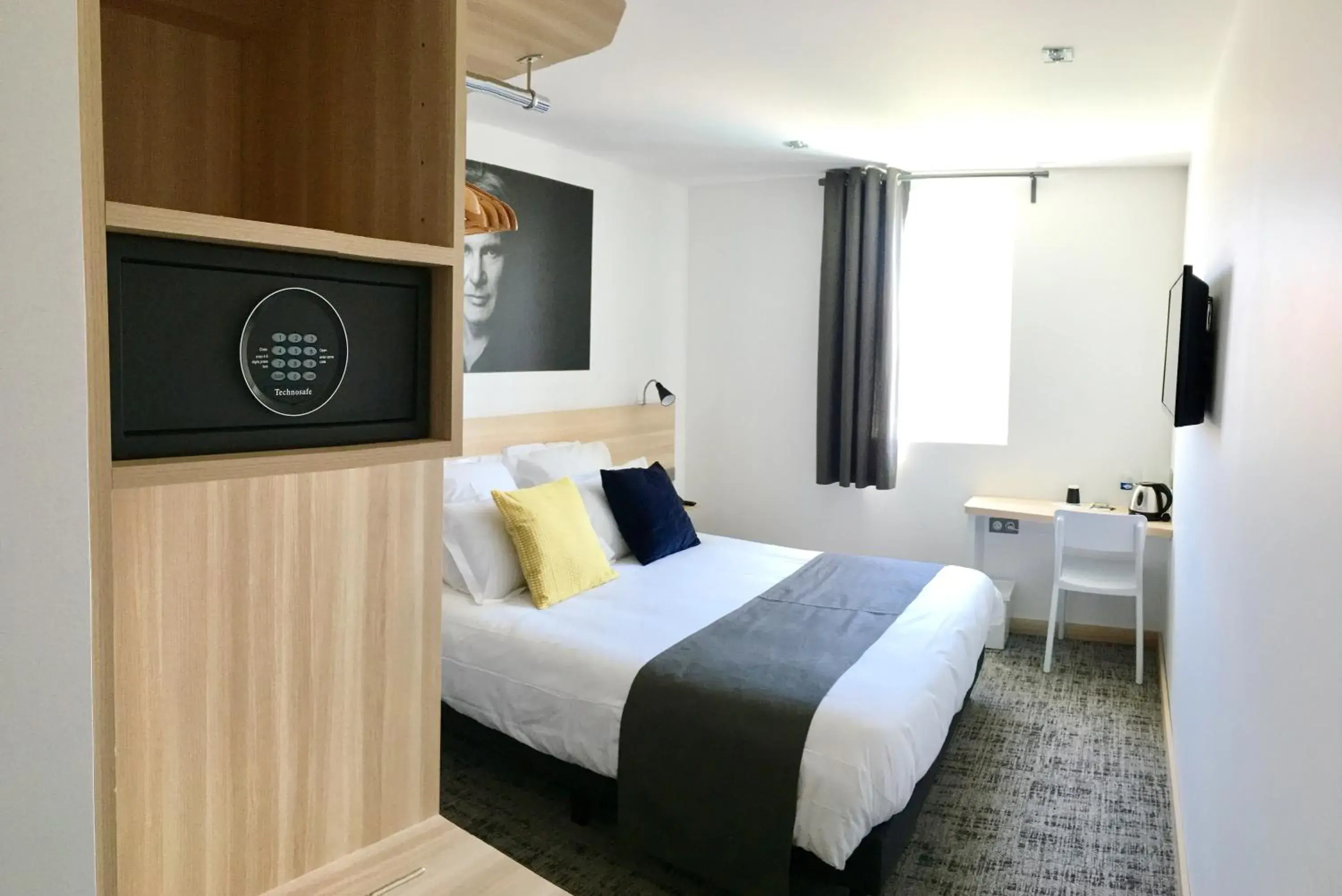 Comfort Double Room - Non-Smoking in Brit Hotel Martigues Nord Comfort Double Room - Non-Smoking in Brit Hotel Martigues Nord