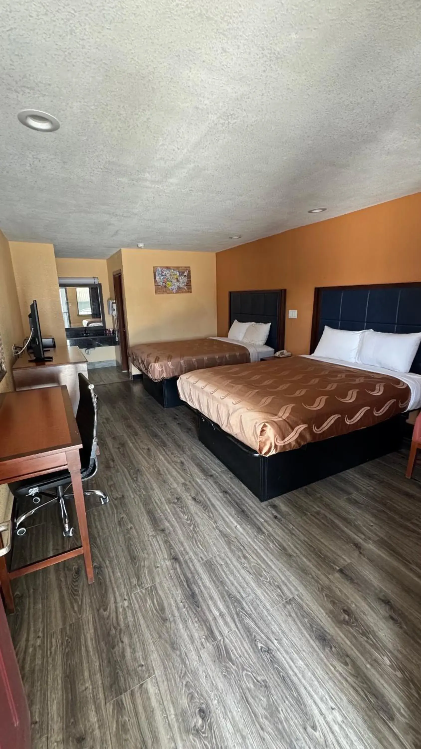 Queen Room with 2 Queen Beds - Smoking in Econo Lodge Queen Room with 2 Queen Beds - Smoking in Econo Lodge