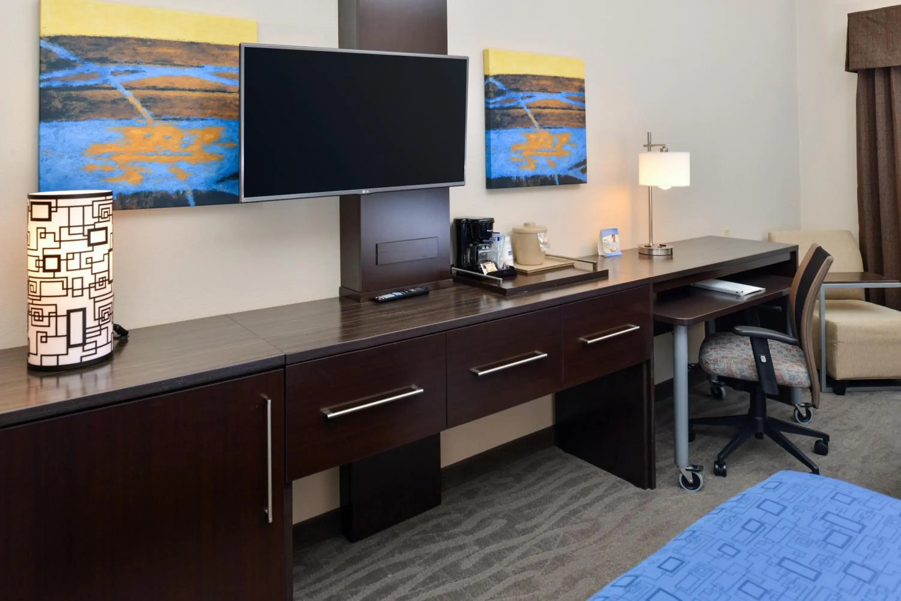 Standard King Room with Accessible Tub - Mobility Access in Holiday Inn Express Hotel & Suites St. Louis West-O'Fallon by IHG Standard King Room with Accessible Tub - Mobility Access in Holiday Inn Express Hotel & Suites St. Louis West-O'Fallon by IHG