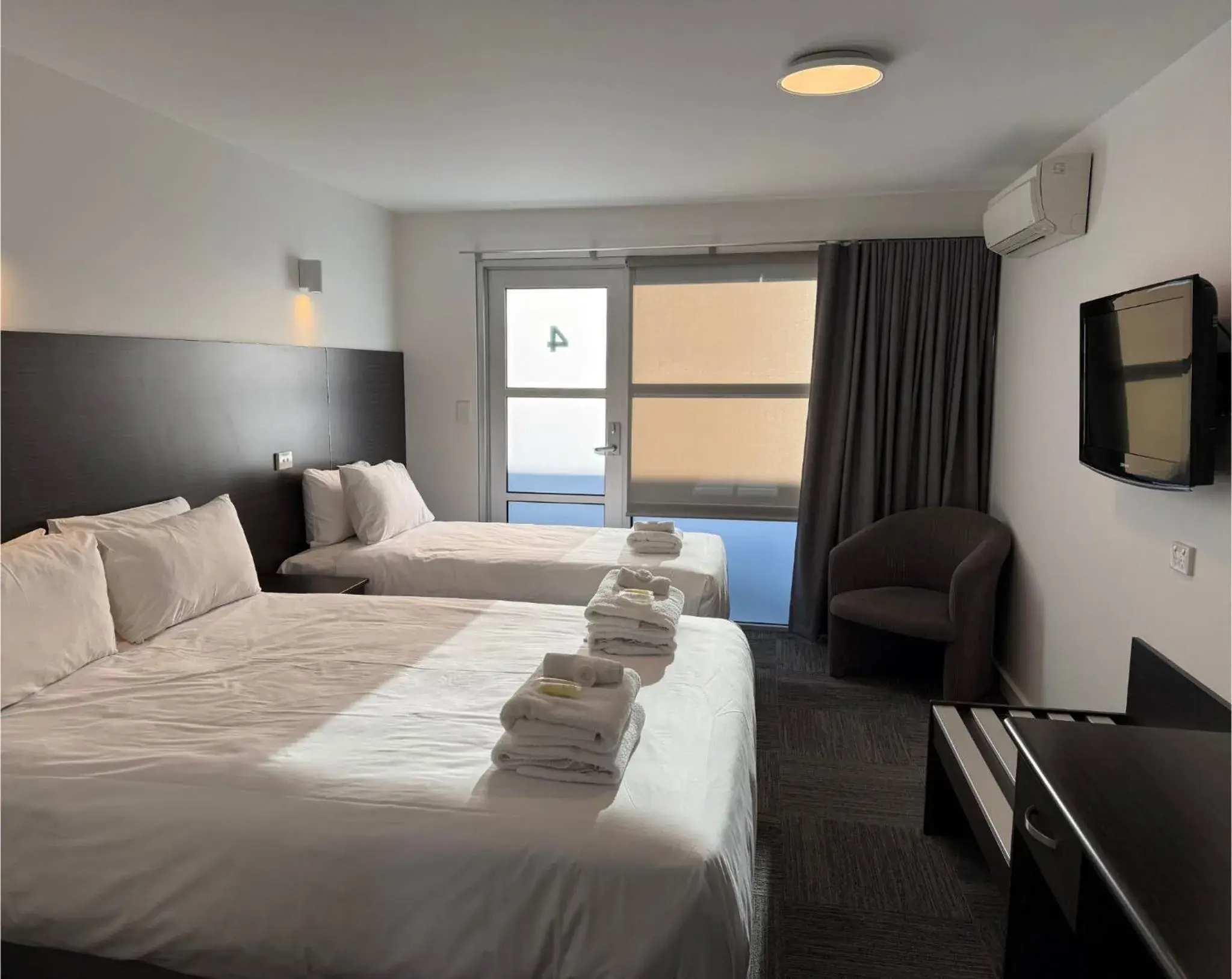 Deluxe Twin Room in Brighton Hotel Motel Deluxe Twin Room in Brighton Hotel Motel