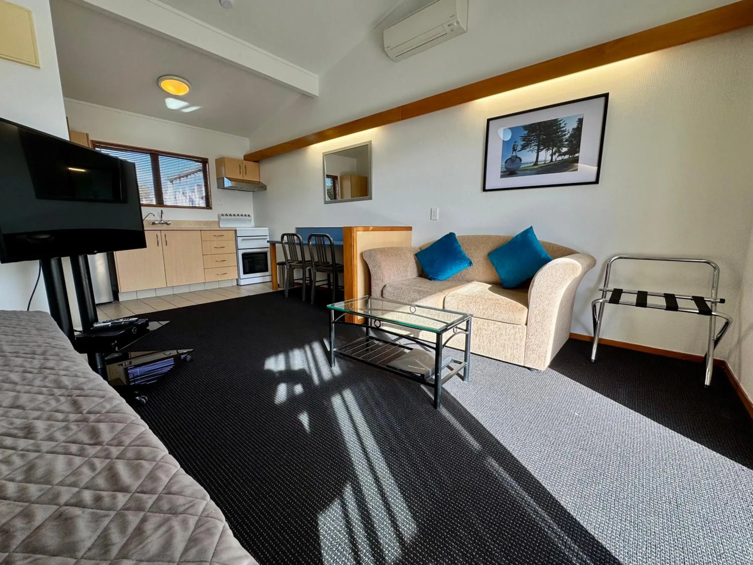 Studio with Kitchen in Teal Motor Lodge Studio with Kitchen in Teal Motor Lodge