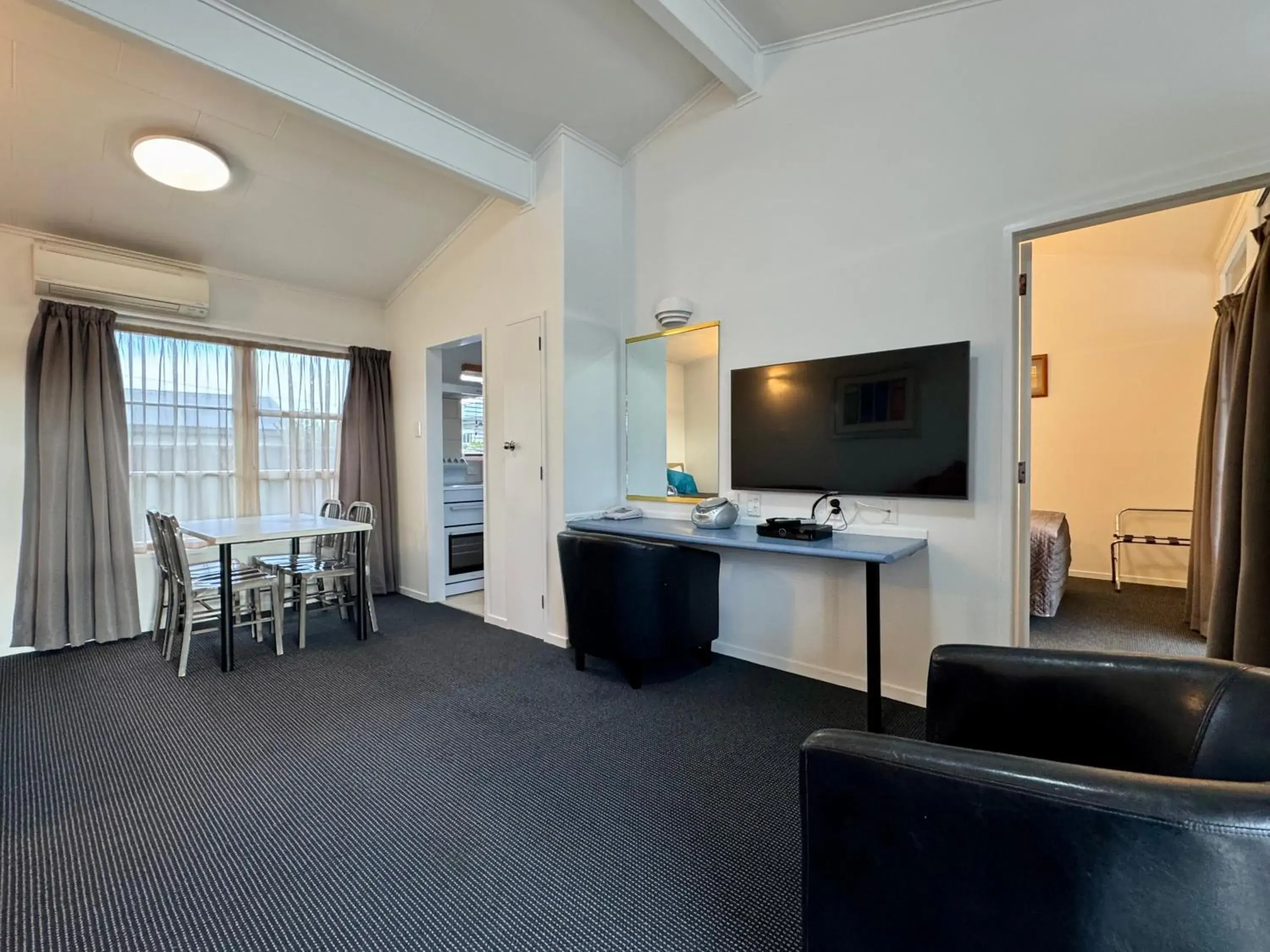 One-Bedroom Apartment in Teal Motor Lodge One-Bedroom Apartment in Teal Motor Lodge