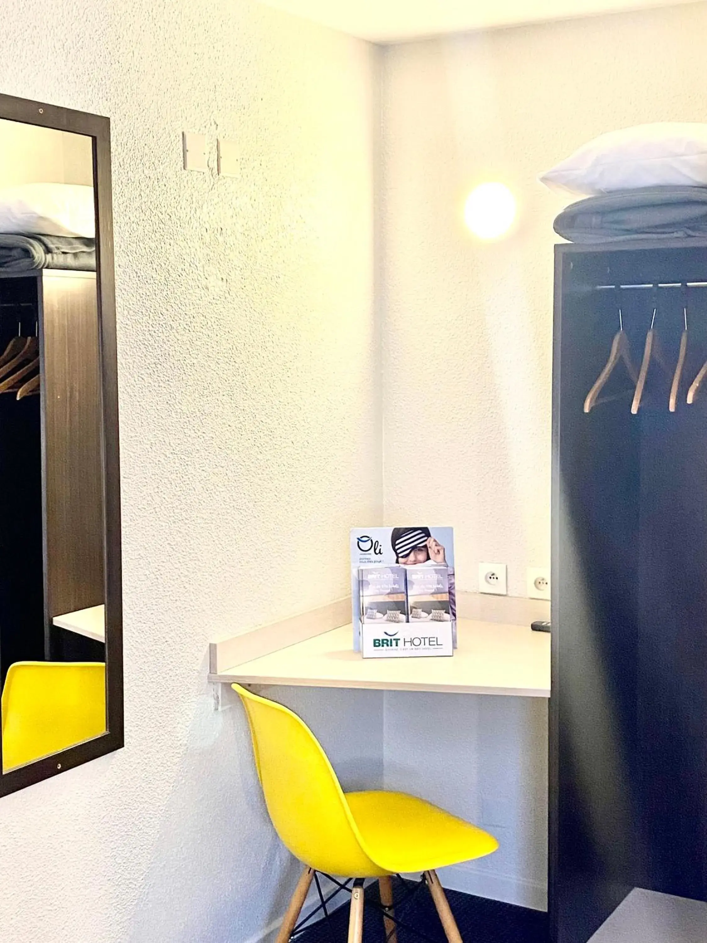 Twin Room in Brit Hotel Lyon Nord Dardilly Twin Room in Brit Hotel Lyon Nord Dardilly