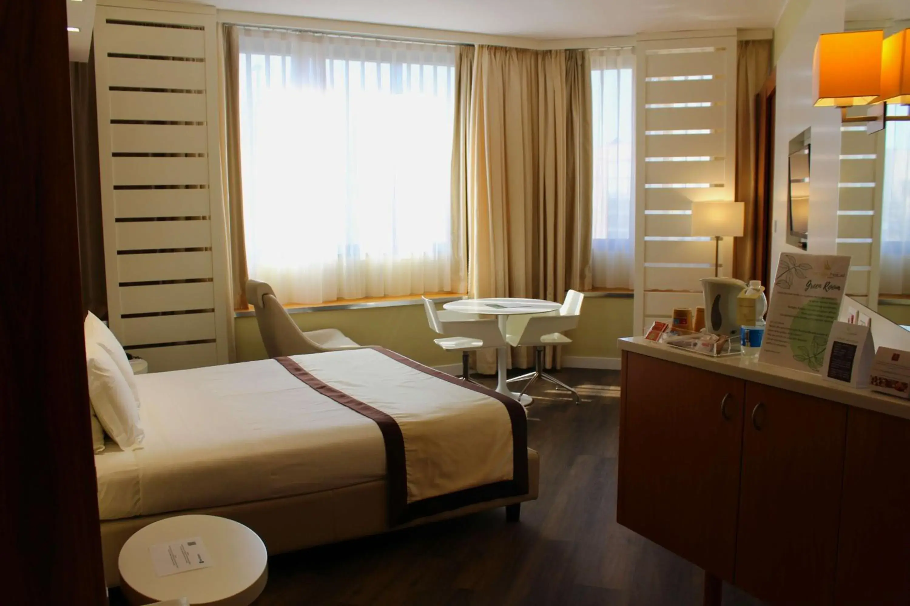 Deluxe Double Room with Car Charging Station in Best Western Mirage Hotel Fiera Deluxe Double Room with Car Charging Station in Best Western Mirage Hotel Fiera