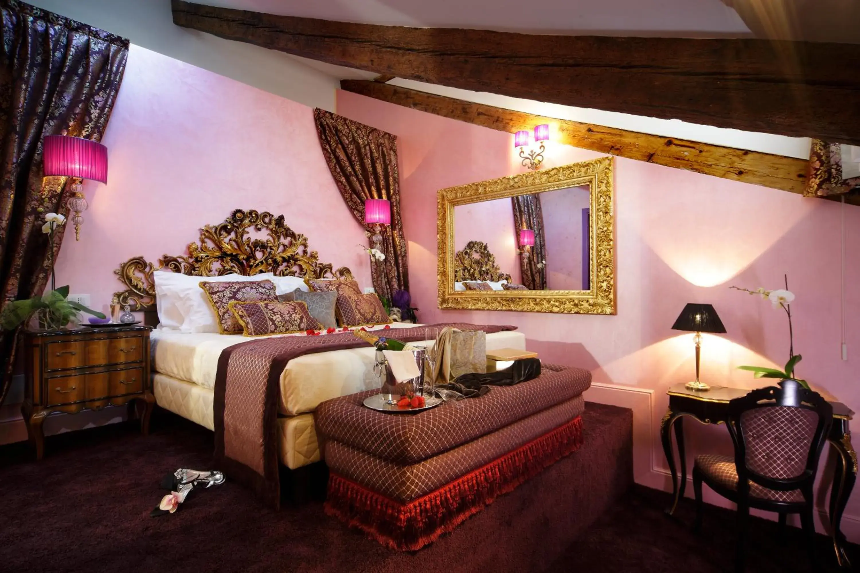 Bed in Ad Place Venice Bed in Ad Place Venice