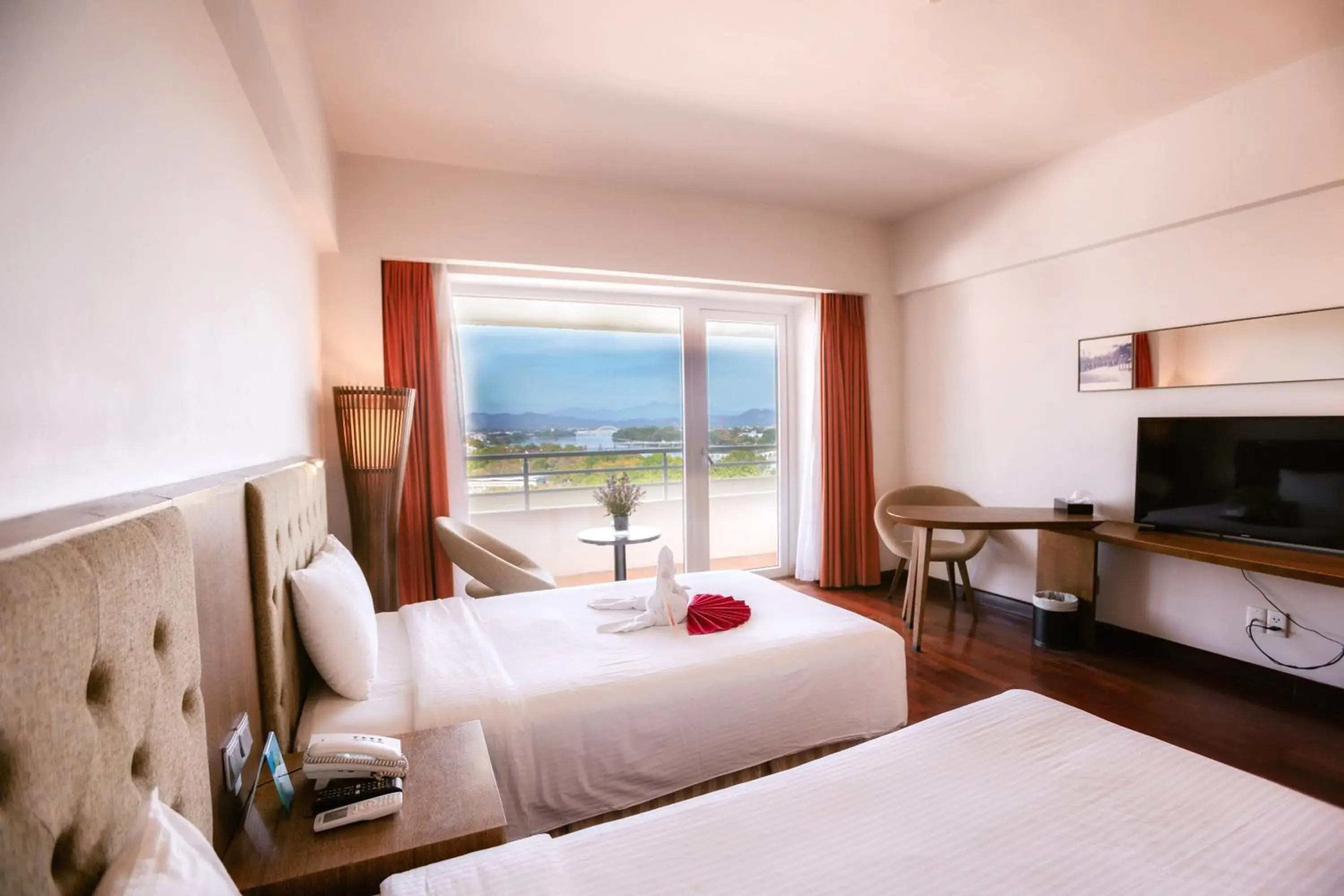 Deluxe Twin Room with River View in Muong Thanh Holiday Hue Hotel Deluxe Twin Room with River View in Muong Thanh Holiday Hue Hotel