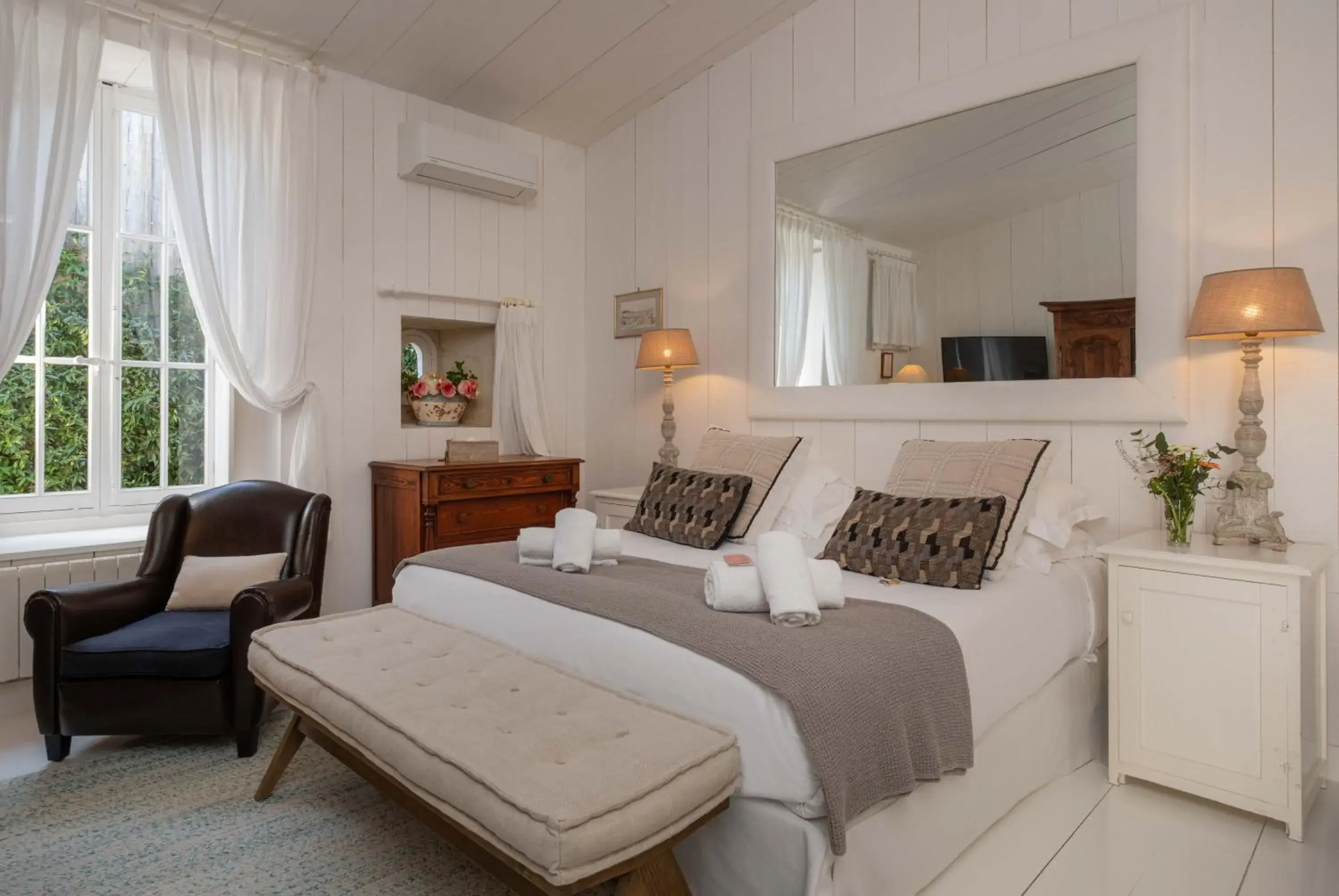 Deluxe Double Room in La Baronnie Hôtel & Spa - Teritoria Deluxe Double Room in La Baronnie Hôtel & Spa - Teritoria