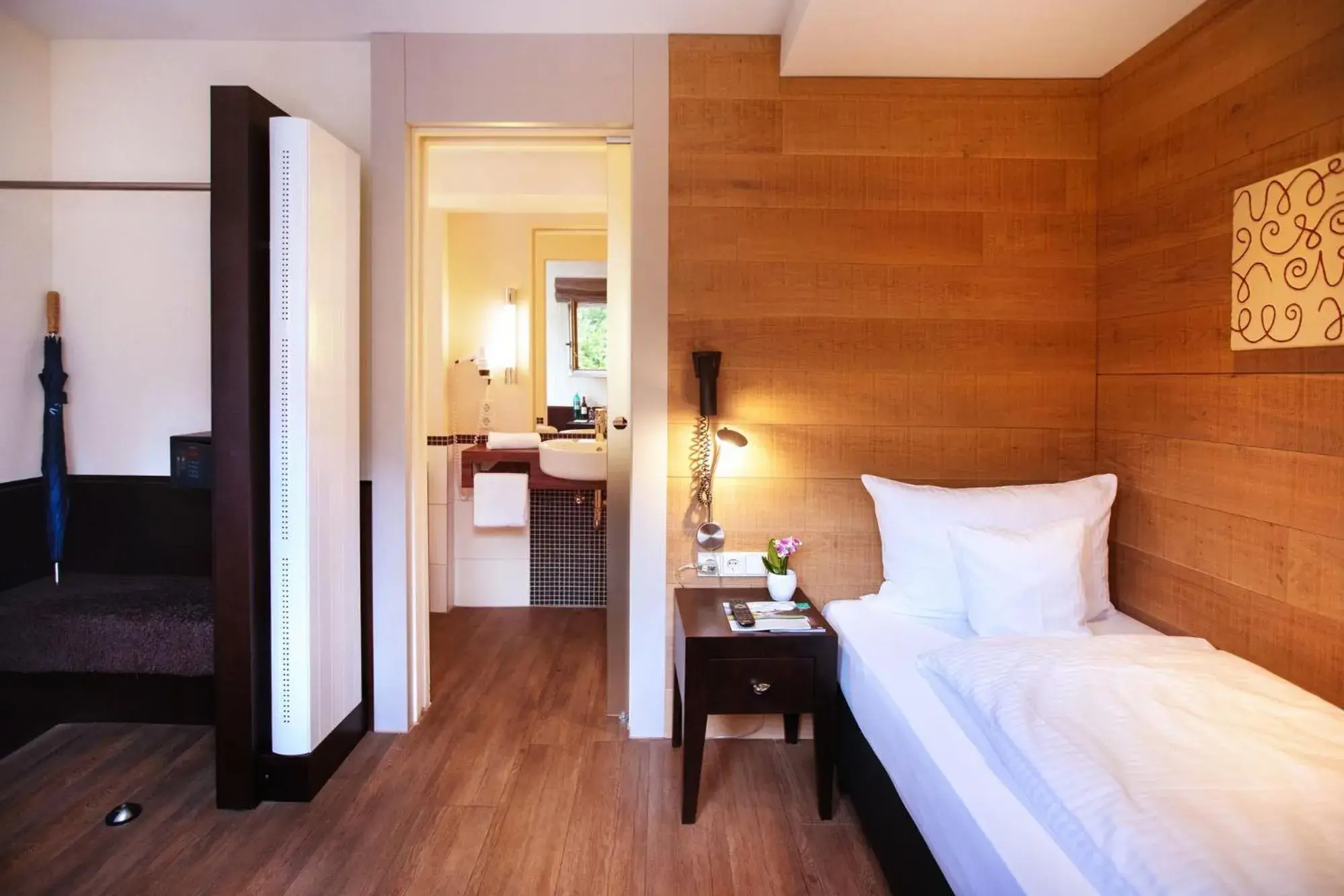 Economy Single Room in Gut Heckenhof Hotel & Golfresort an der Sieg GmbH & Co. KG Economy Single Room in Gut Heckenhof Hotel & Golfresort an der Sieg GmbH & Co. KG