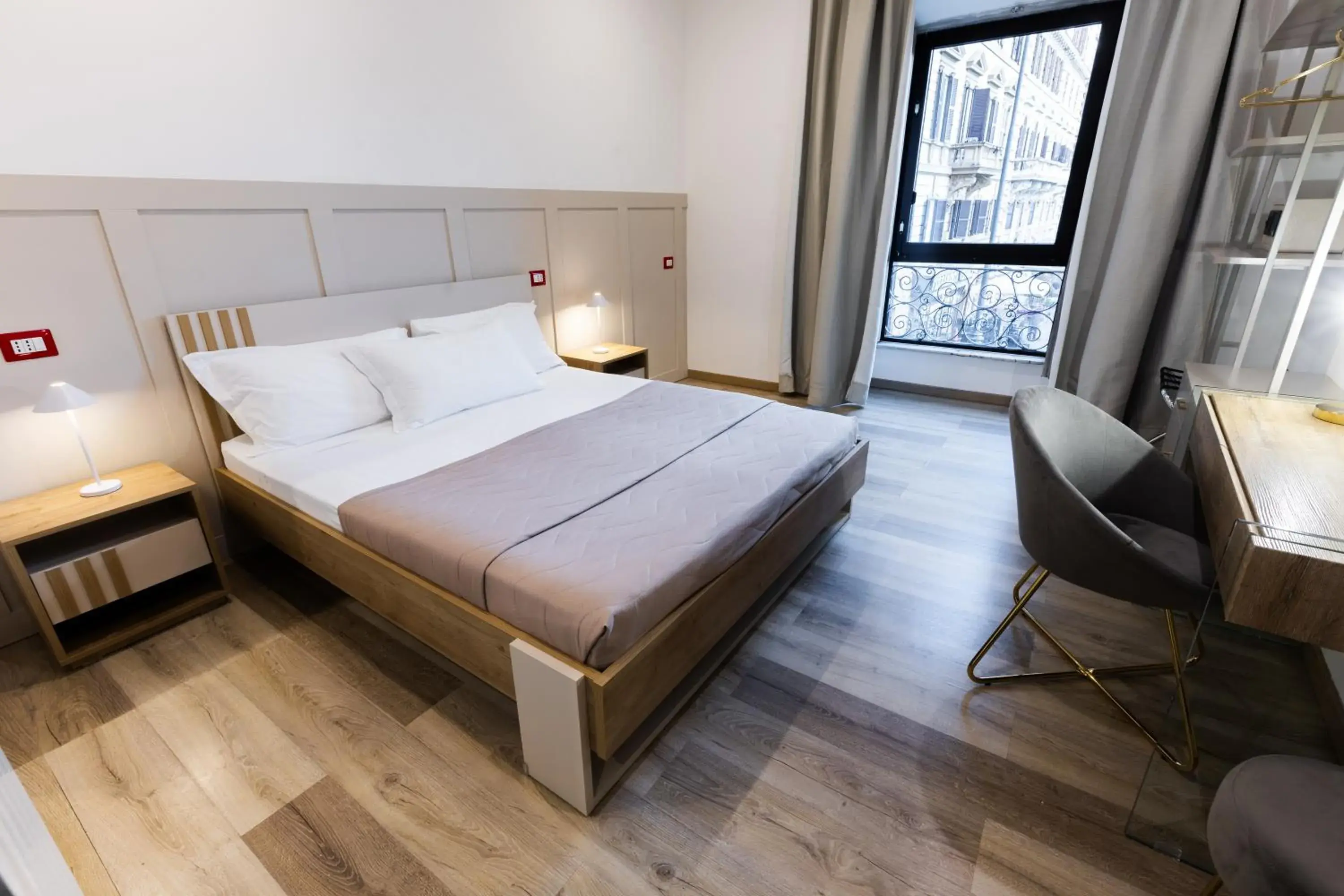 Deluxe Double Room with City View in La Vite Vaticana Deluxe Double Room with City View in La Vite Vaticana