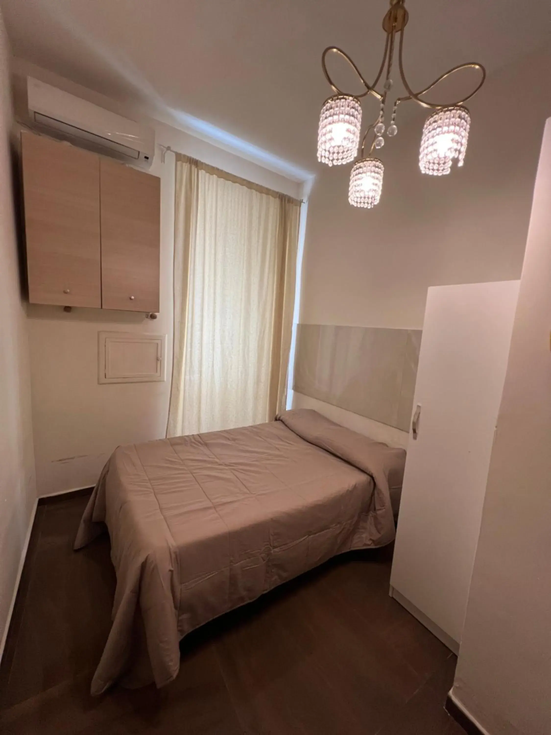 Single Room with small bed for 2 people in beb Mariafrancesca Single Room with small bed for 2 people in beb Mariafrancesca