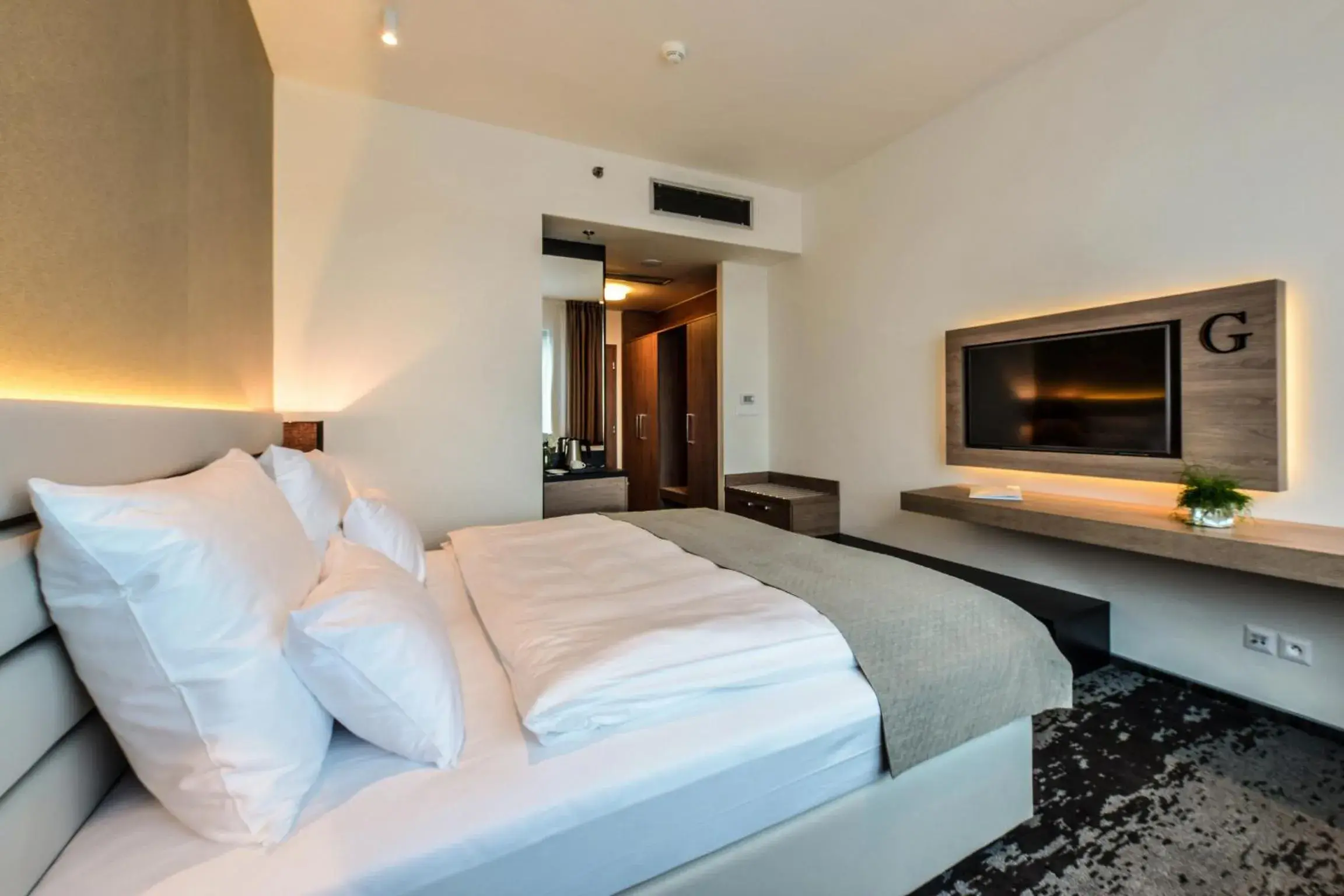 Standard Double or Twin Room in Grid Hotel Standard Double or Twin Room in Grid Hotel