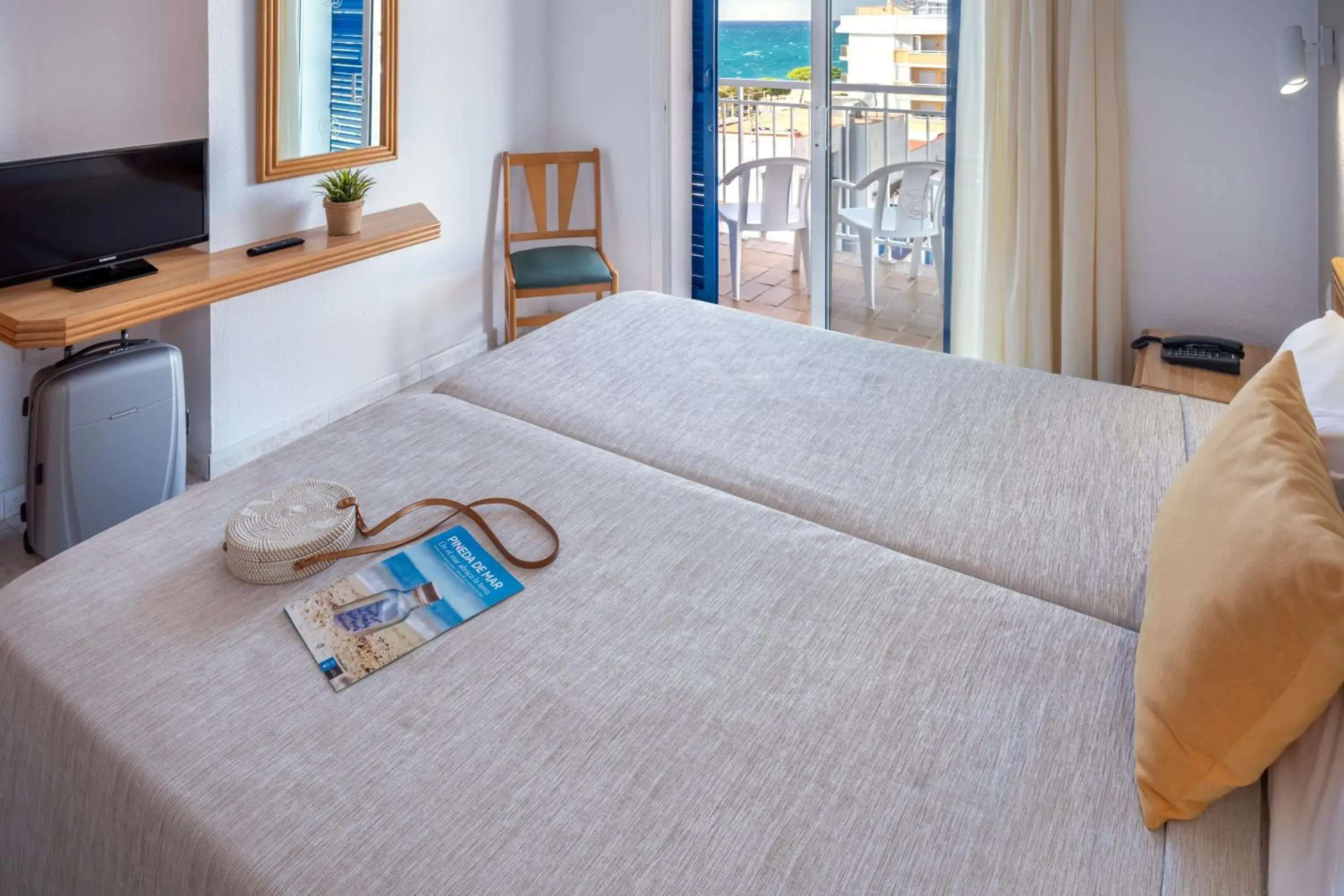 Double Room with Lateral Sea View in Hotel Sorrabona Double Room with Lateral Sea View in Hotel Sorrabona