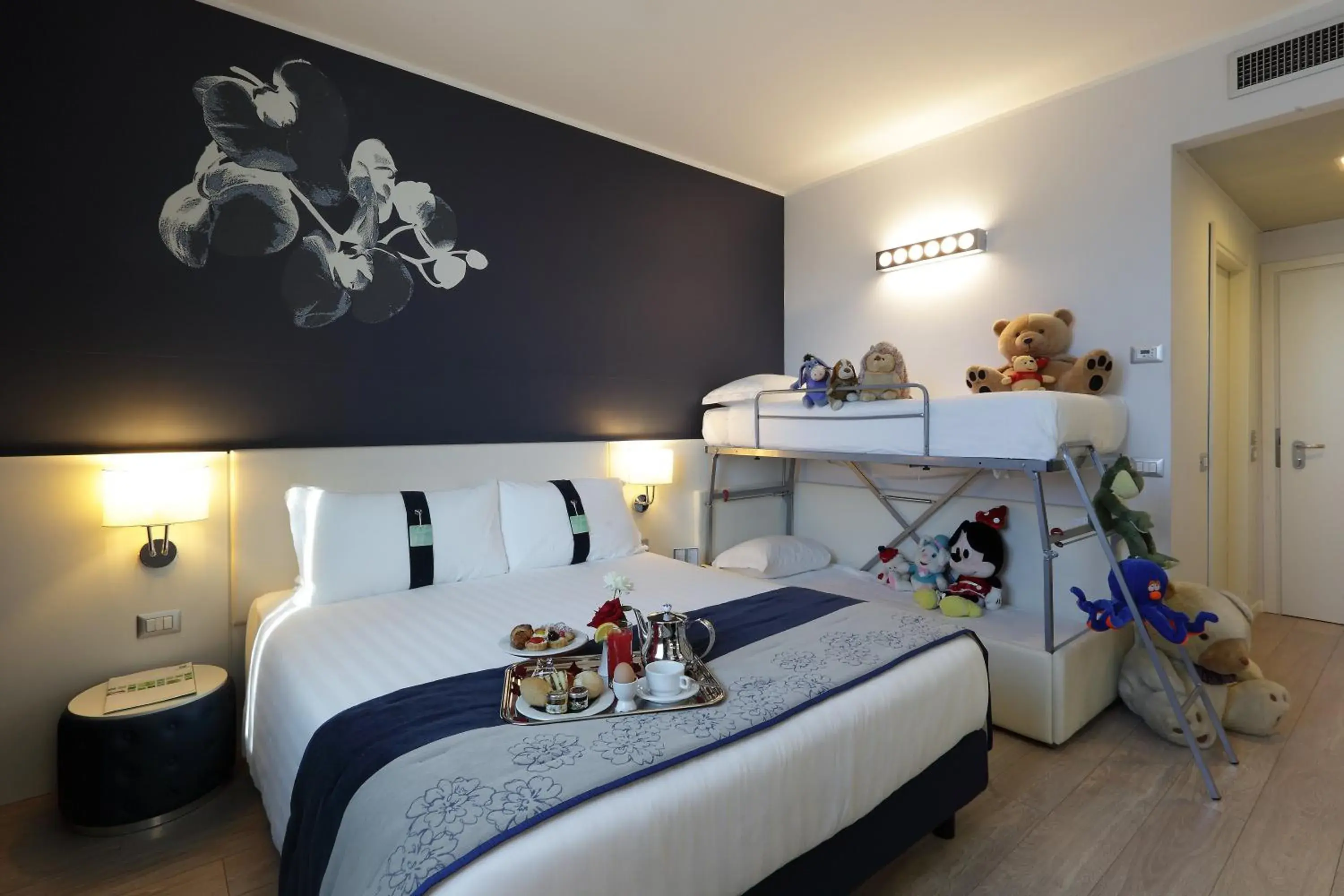 Standard Double Room with Bunk Bed in Holiday Inn Milan Nord Zara by IHG Standard Double Room with Bunk Bed in Holiday Inn Milan Nord Zara by IHG