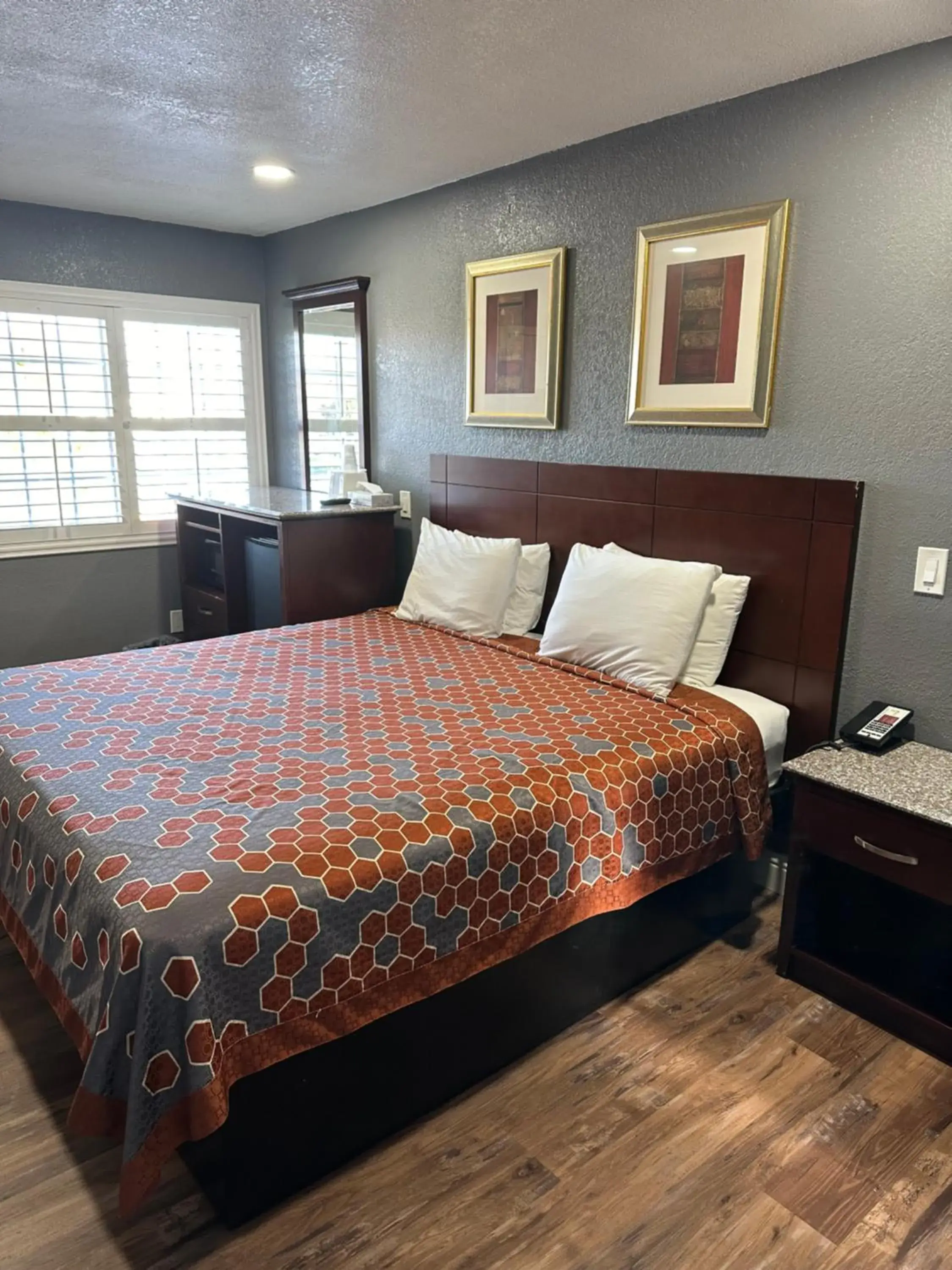 King Suite in Fireside Inn By The Beach Boardwalk & Bowling King Suite in Fireside Inn By The Beach Boardwalk & Bowling